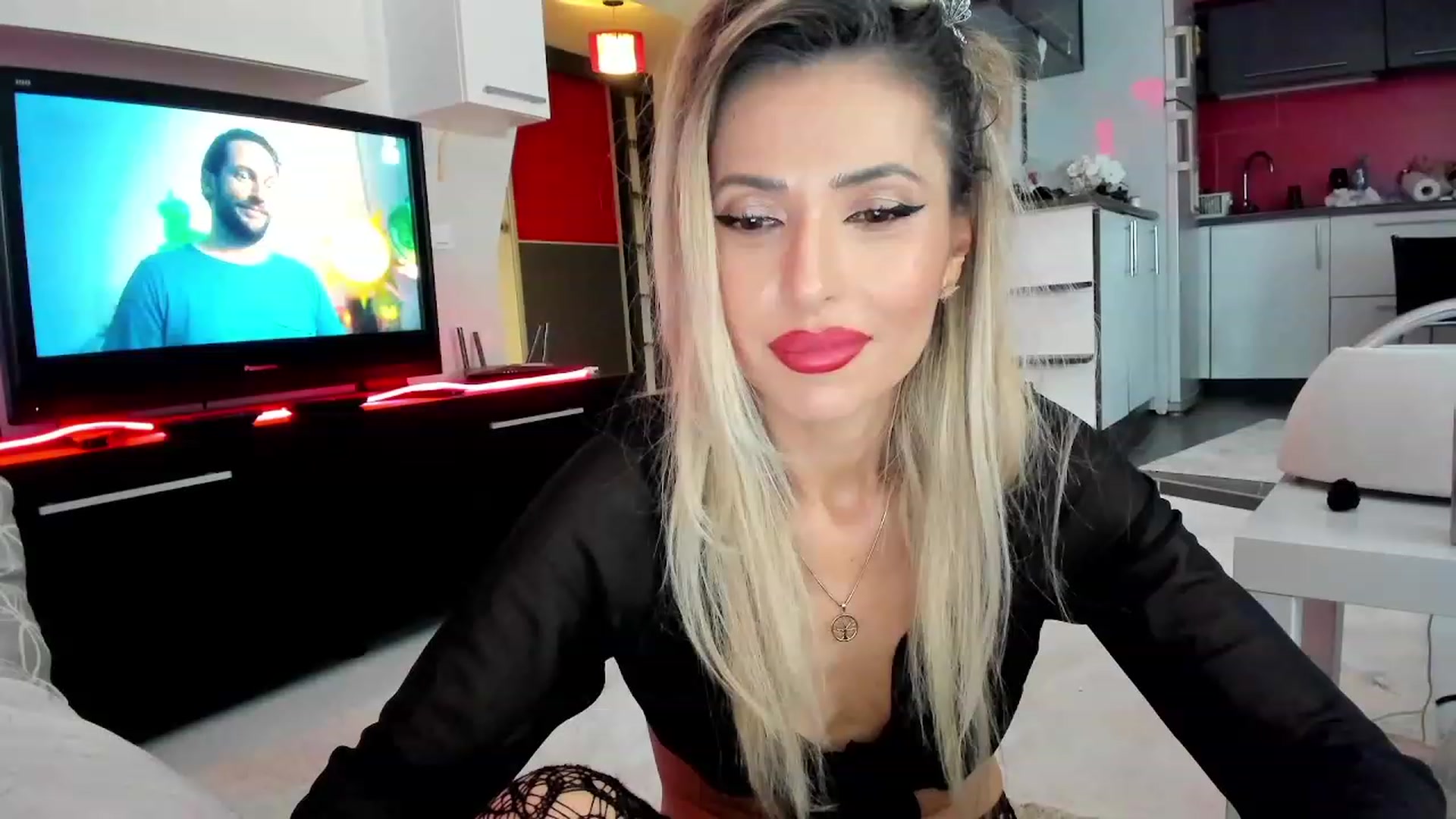 Gallery image thumbnail from SmileyTinaa's myfreecams stream on, 12/04/2023, 22:32 image 6 of 20