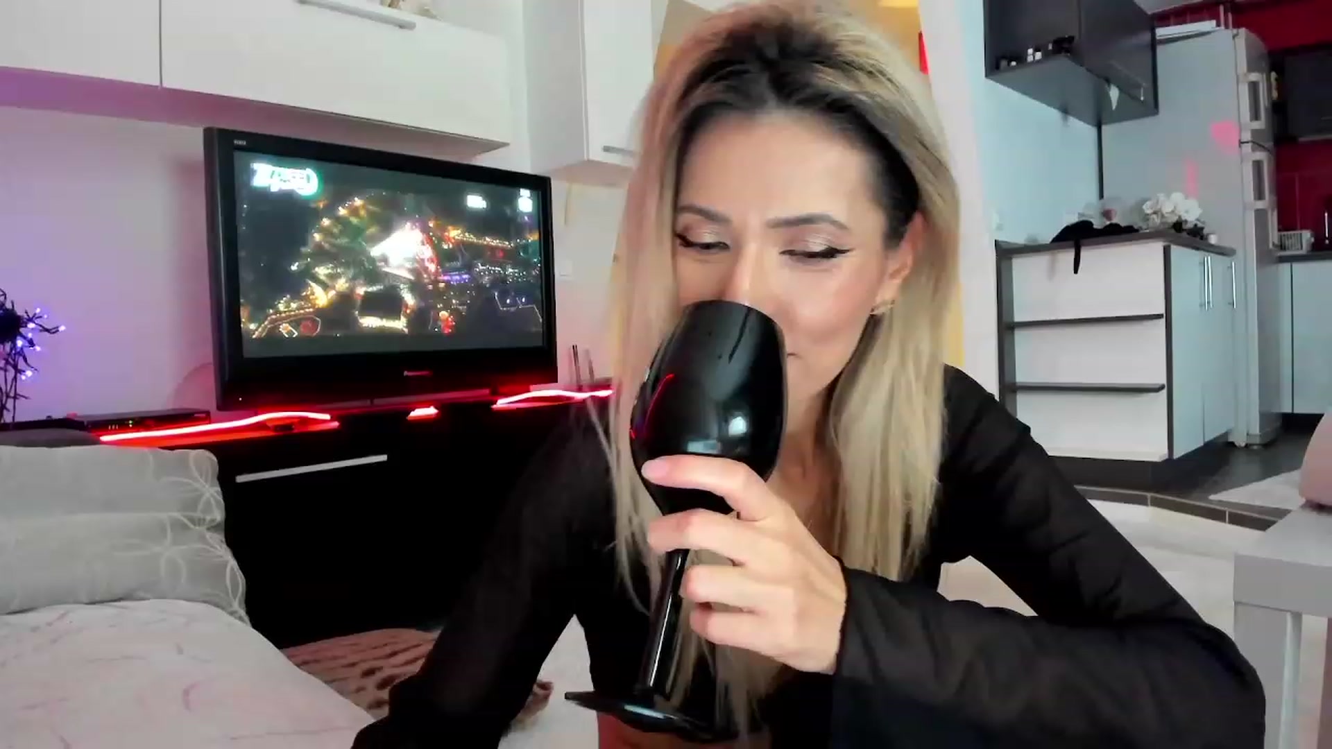 Gallery image thumbnail from SmileyTinaa's myfreecams stream on, 12/05/2023, 02:01 image 16 of 20
