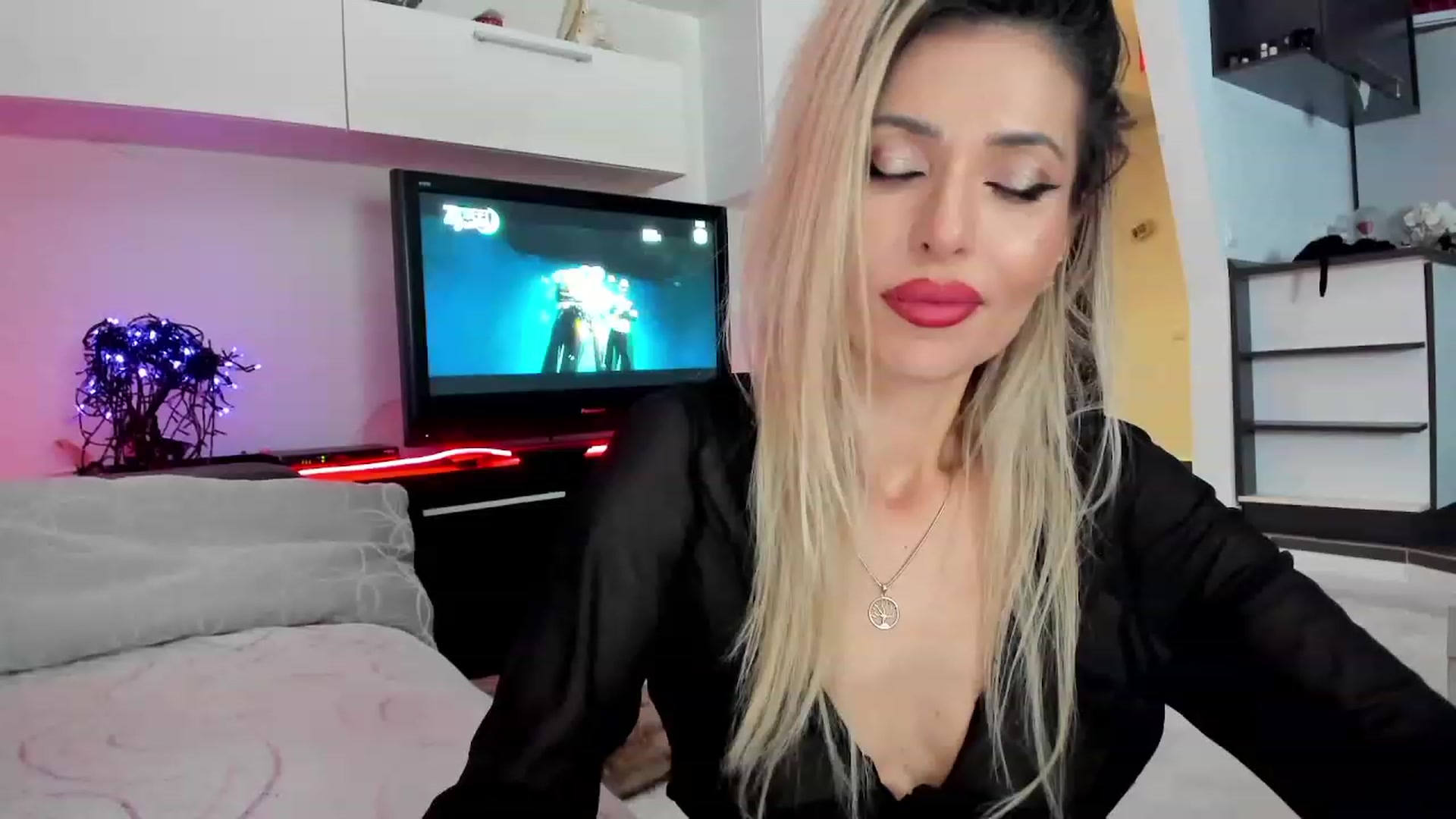 Gallery image thumbnail from SmileyTinaa's myfreecams stream on, 12/05/2023, 02:01 image 14 of 20