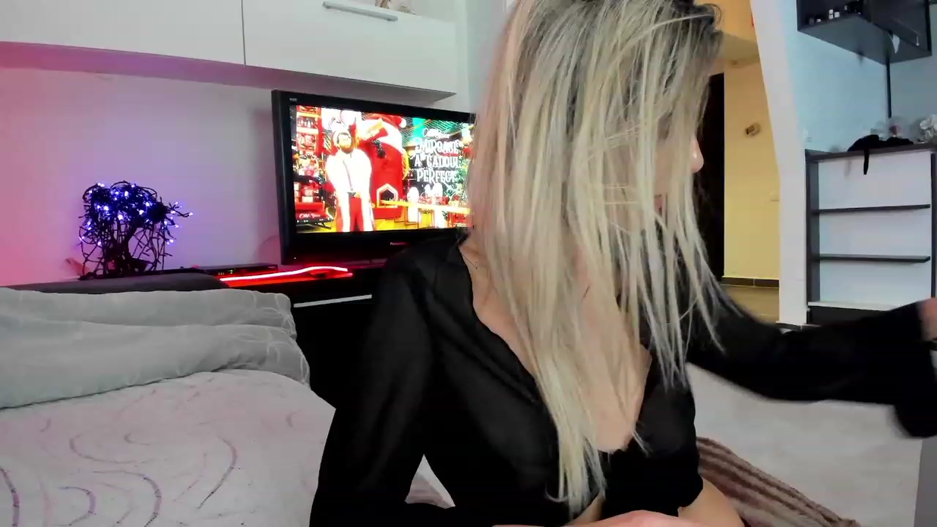 Gallery image thumbnail from SmileyTinaa's myfreecams stream on, 12/05/2023, 03:53 image 12 of 20