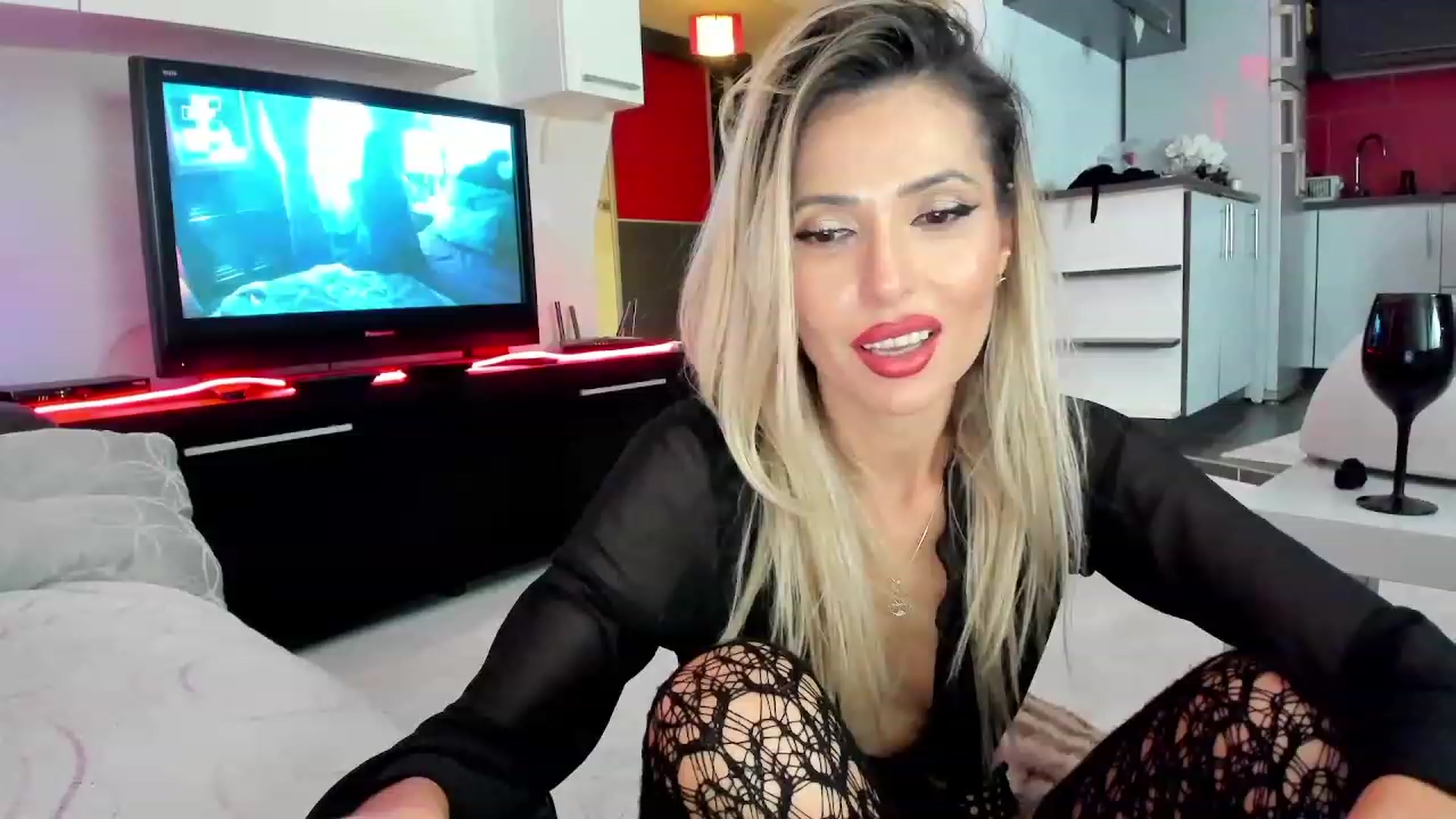 Gallery image thumbnail from SmileyTinaa's myfreecams stream on, 12/05/2023, 05:09 image 4 of 20