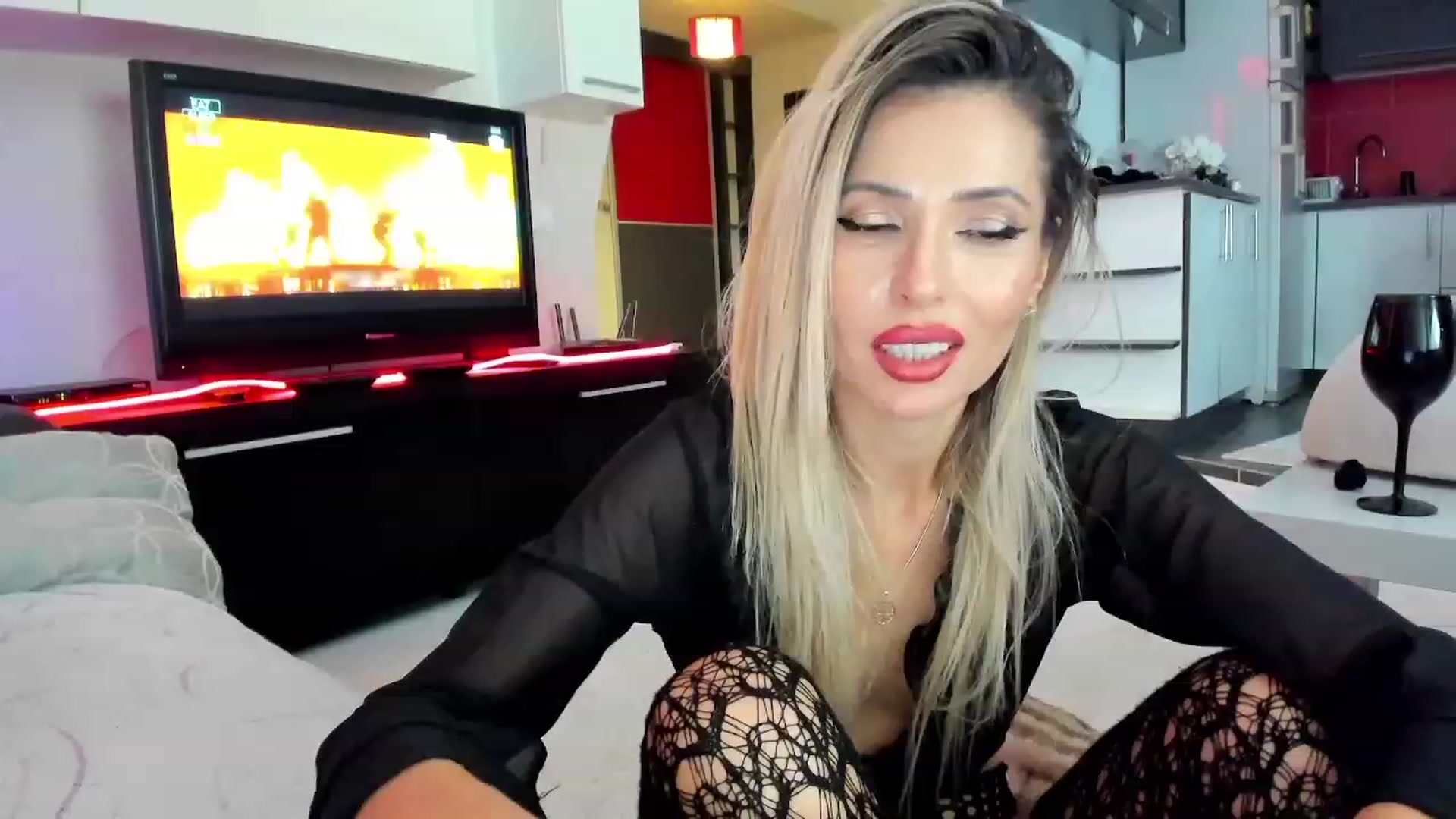 Gallery image thumbnail from SmileyTinaa's myfreecams stream on, 12/05/2023, 05:09 image 5 of 20