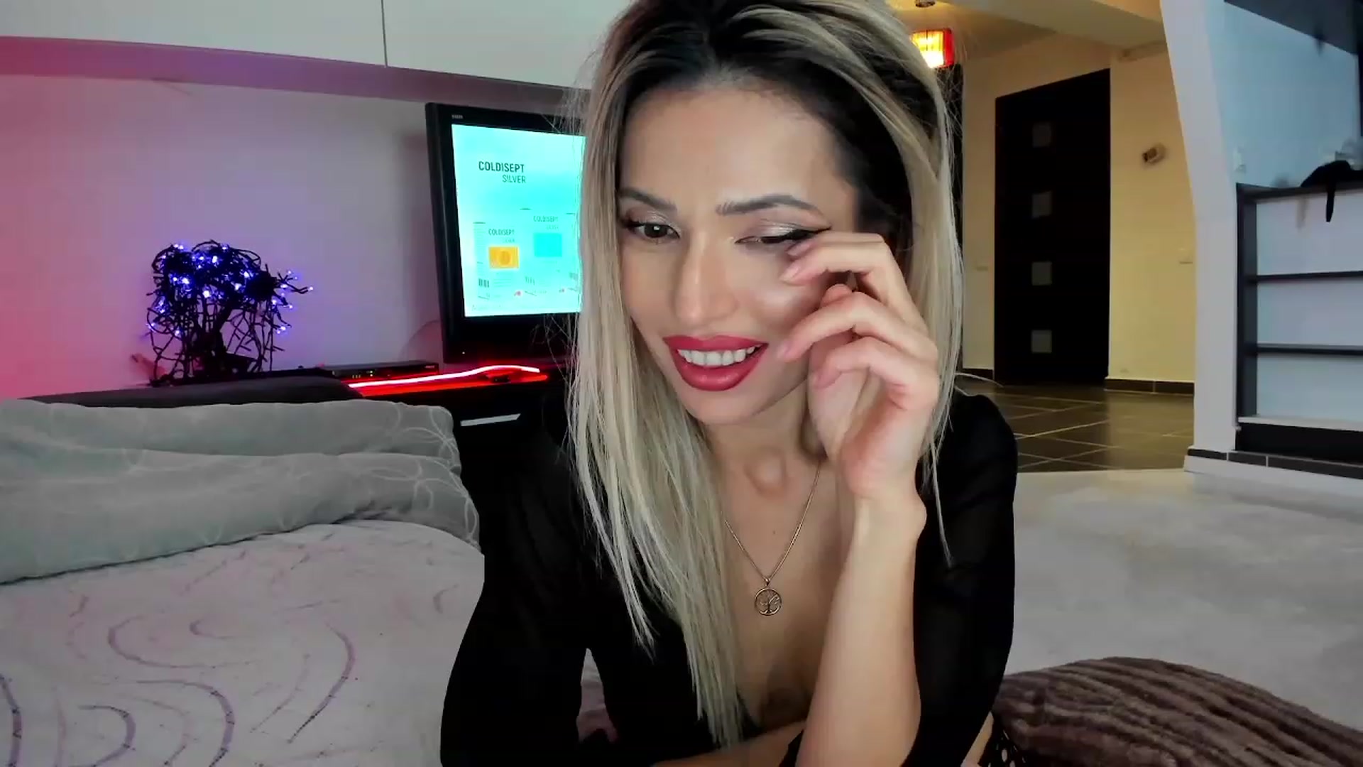 Gallery image thumbnail from SmileyTinaa's myfreecams stream on, 12/05/2023, 05:09 image 13 of 20