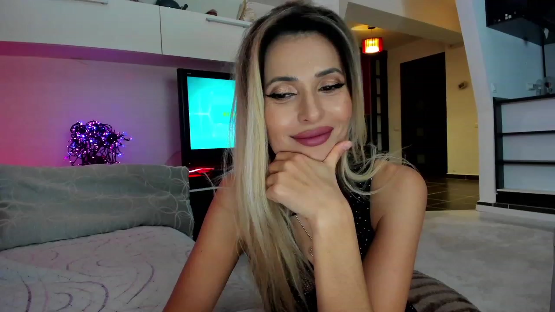 Gallery image thumbnail from SmileyTinaa's myfreecams stream on, 12/07/2023, 01:56 image 13 of 20