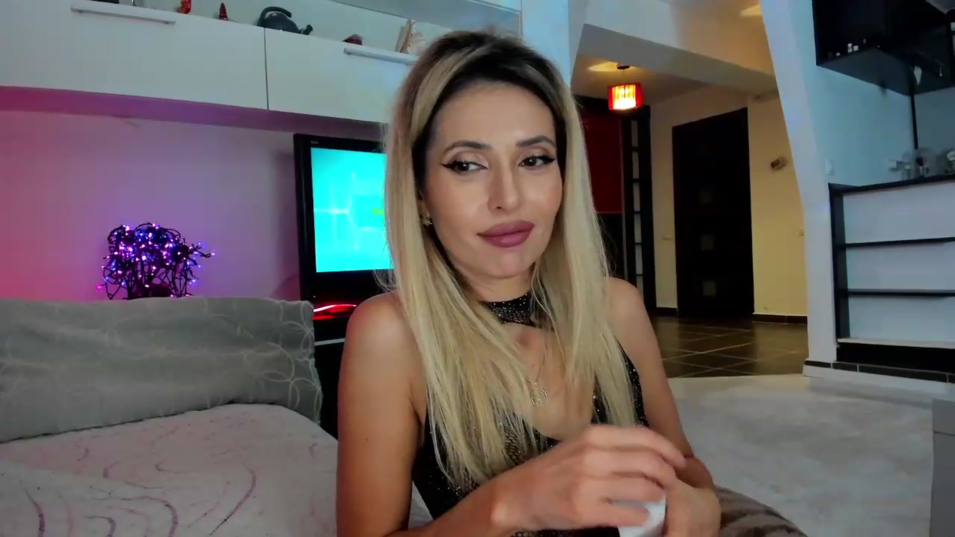 Gallery image thumbnail from SmileyTinaa's myfreecams stream on, 12/07/2023, 01:56 image 16 of 20