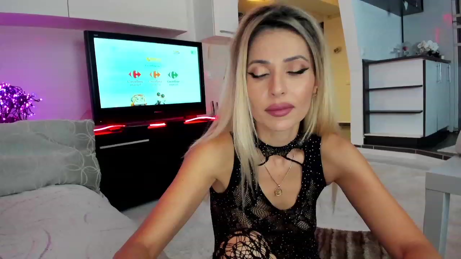 Gallery image thumbnail from SmileyTinaa's myfreecams stream on, 12/07/2023, 01:56 image 3 of 20