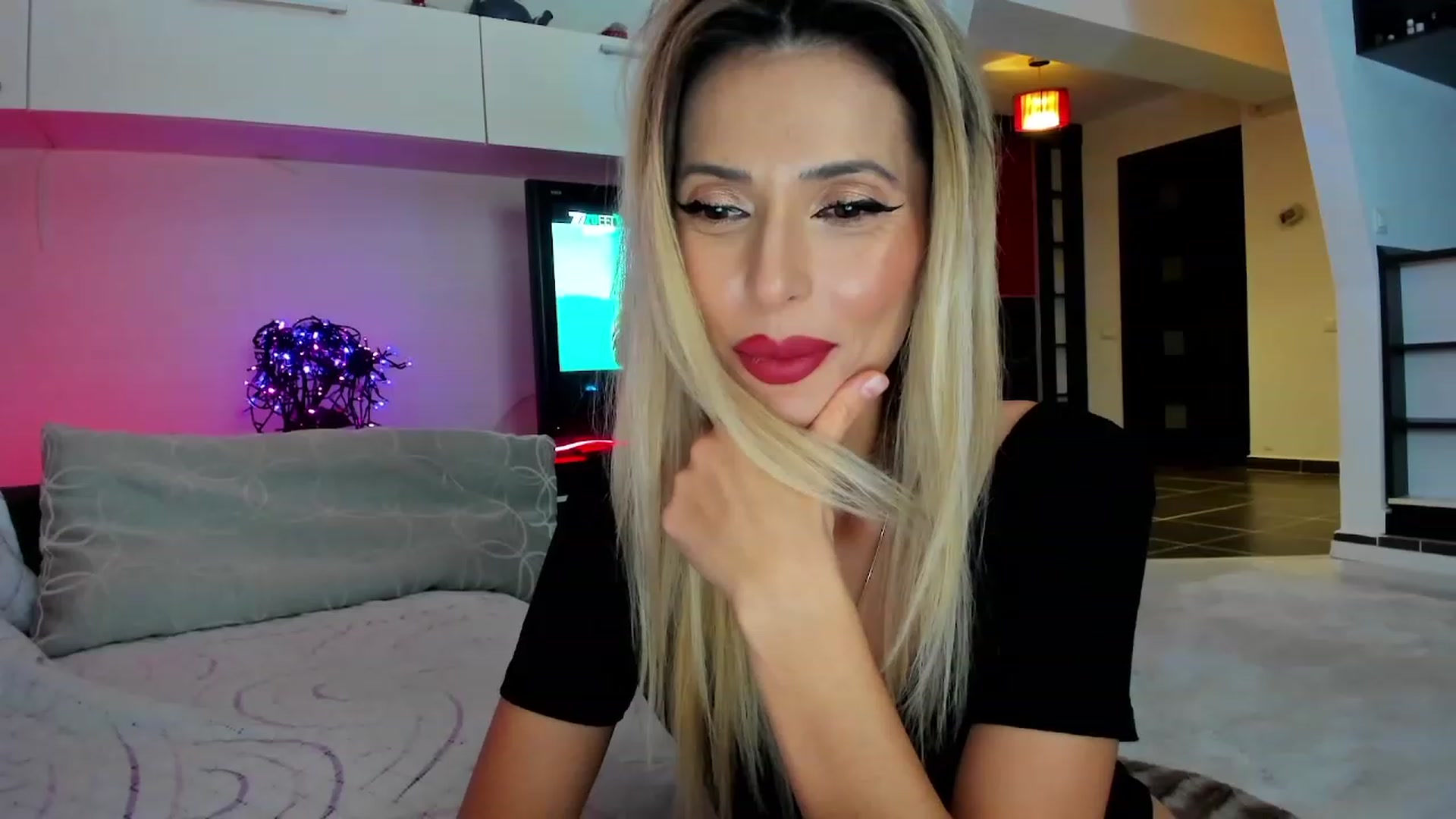 Gallery image thumbnail from SmileyTinaa's myfreecams stream on, 12/07/2023, 23:29 image 14 of 20
