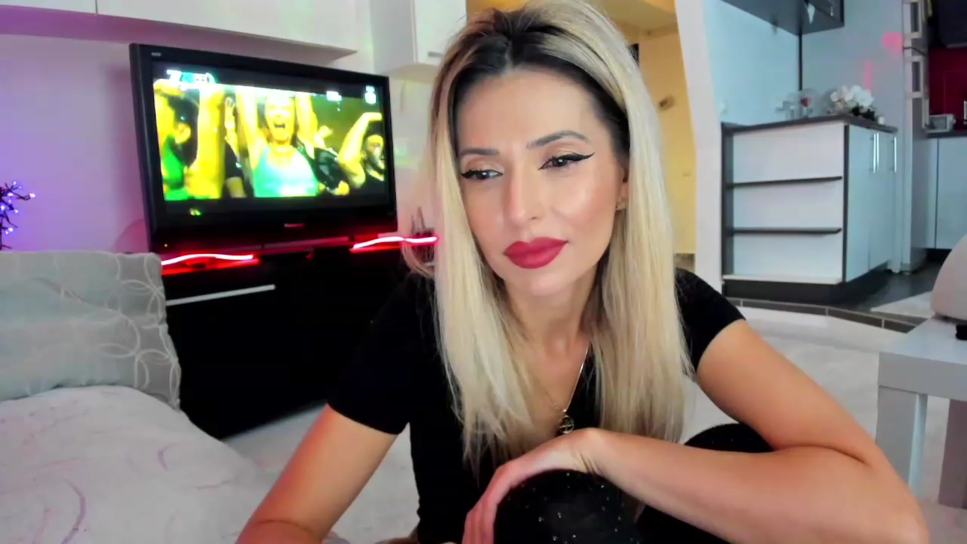 Gallery image thumbnail from SmileyTinaa's myfreecams stream on, 12/07/2023, 23:29 image 6 of 20