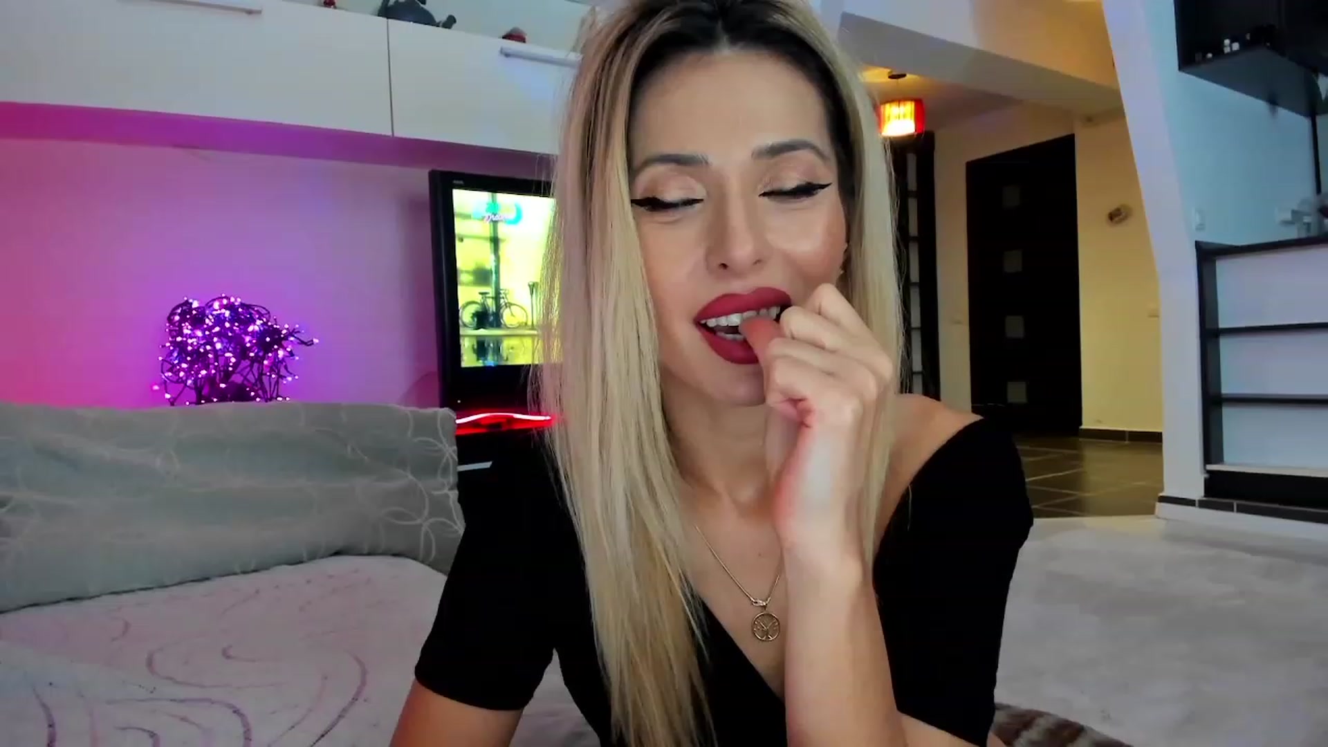 Gallery image thumbnail from SmileyTinaa's myfreecams stream on, 12/07/2023, 23:29 image 19 of 20