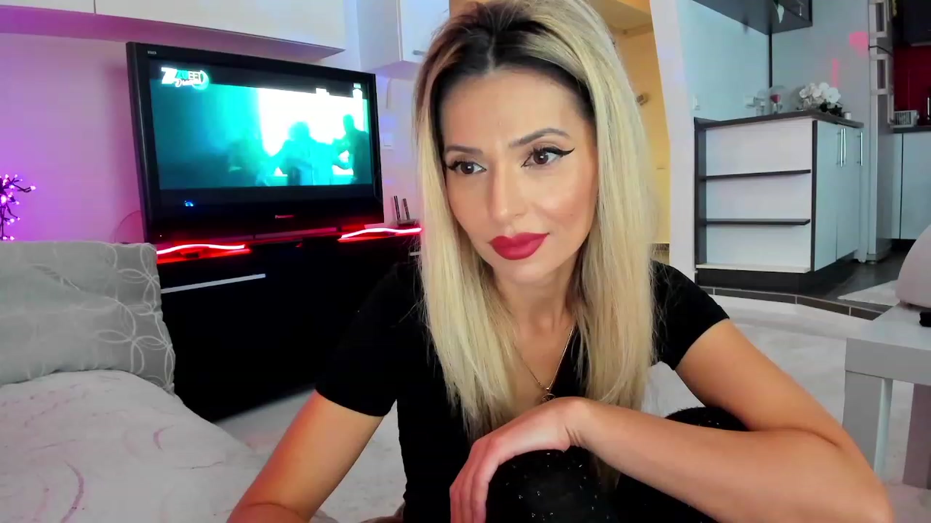 Gallery image thumbnail from SmileyTinaa's myfreecams stream on, 12/07/2023, 23:29 image 5 of 20