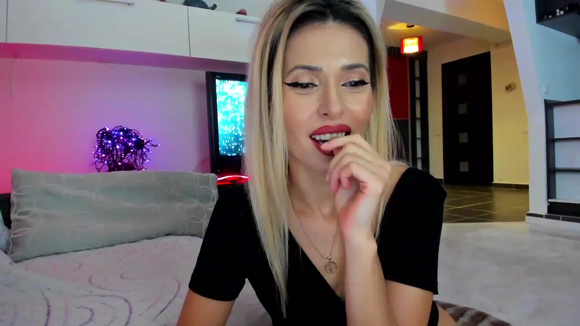 Gallery image thumbnail from SmileyTinaa's myfreecams stream on, 12/07/2023, 23:29 image 16 of 20