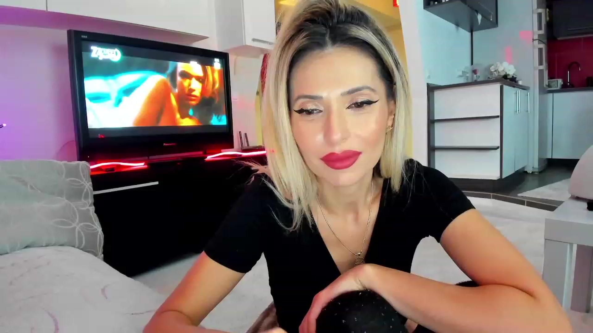 Gallery image thumbnail from SmileyTinaa's myfreecams stream on, 12/08/2023, 24:18 image 4 of 20
