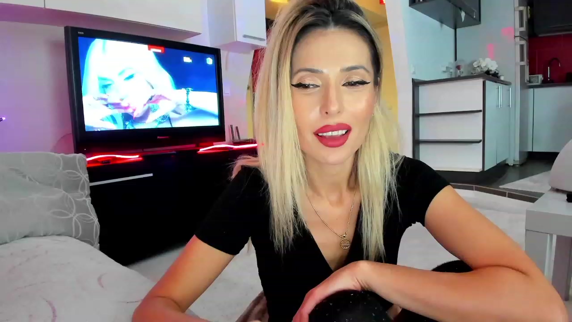 Gallery image thumbnail from SmileyTinaa's myfreecams stream on, 12/08/2023, 24:18 image 10 of 20