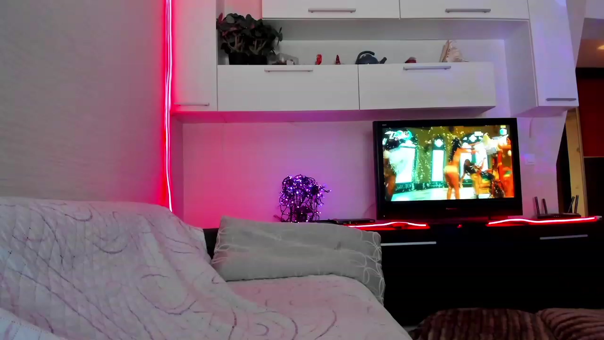 Gallery image thumbnail from SmileyTinaa's myfreecams stream on, 12/08/2023, 01:50 image 12 of 20