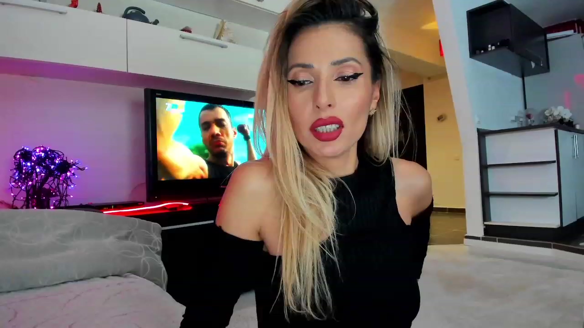 Gallery image thumbnail from SmileyTinaa's myfreecams stream on, 12/09/2023, 24:04 image 17 of 20