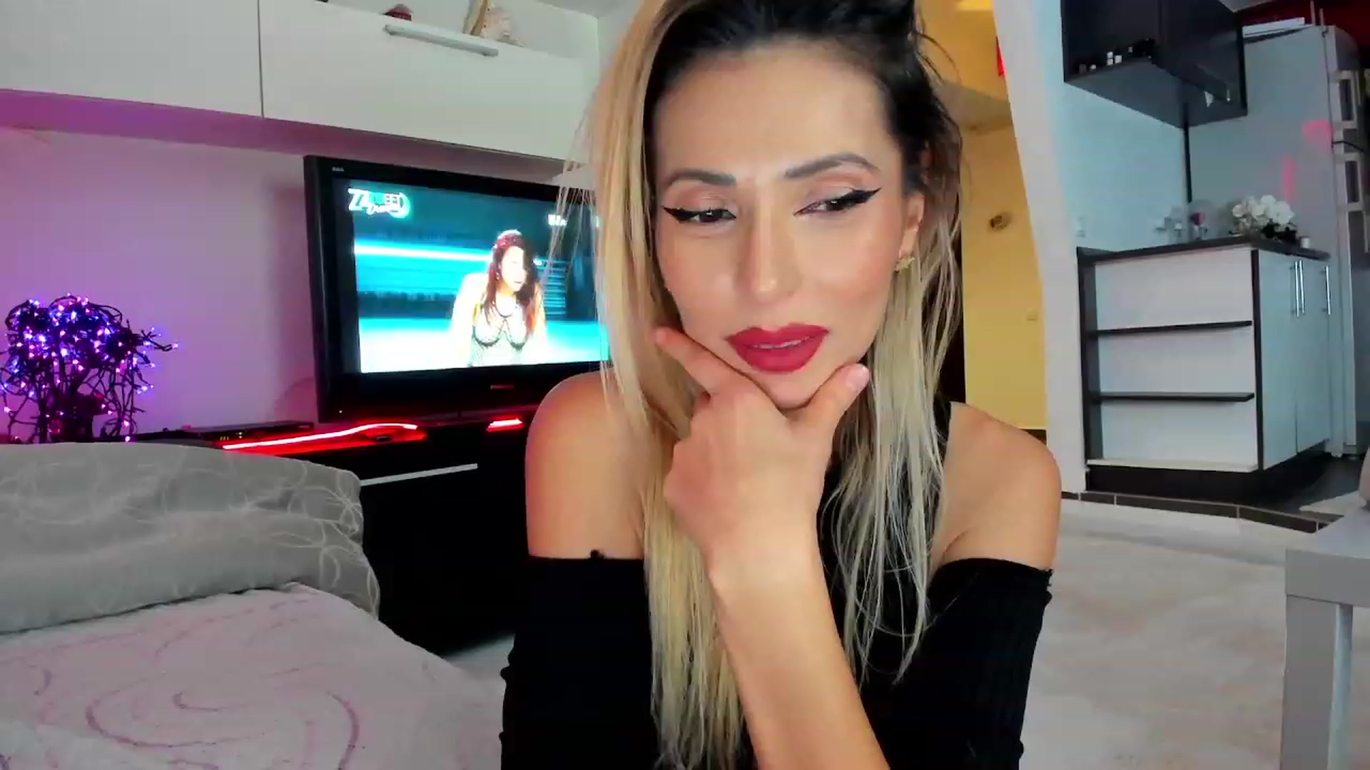 Gallery image thumbnail from SmileyTinaa's myfreecams stream on, 12/09/2023, 24:04 image 19 of 20