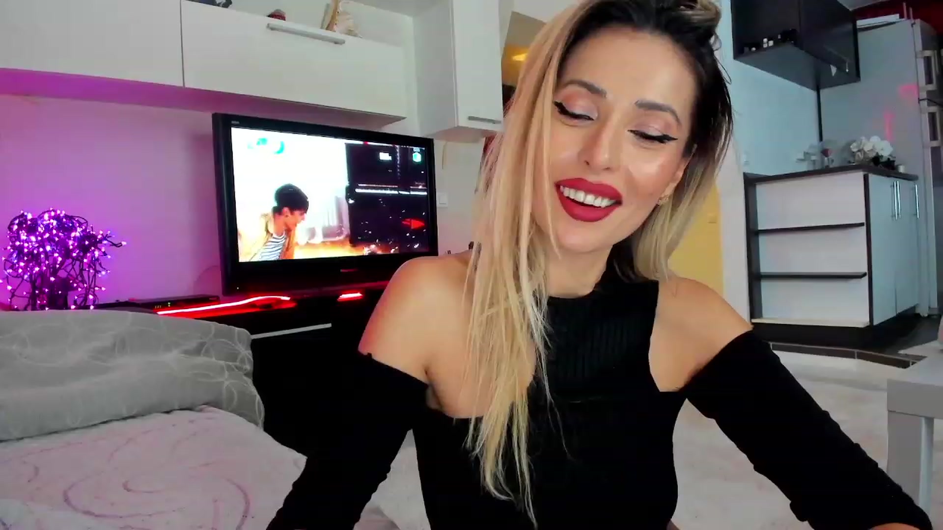 Gallery image thumbnail from SmileyTinaa's myfreecams stream on, 12/09/2023, 24:04 image 20 of 20