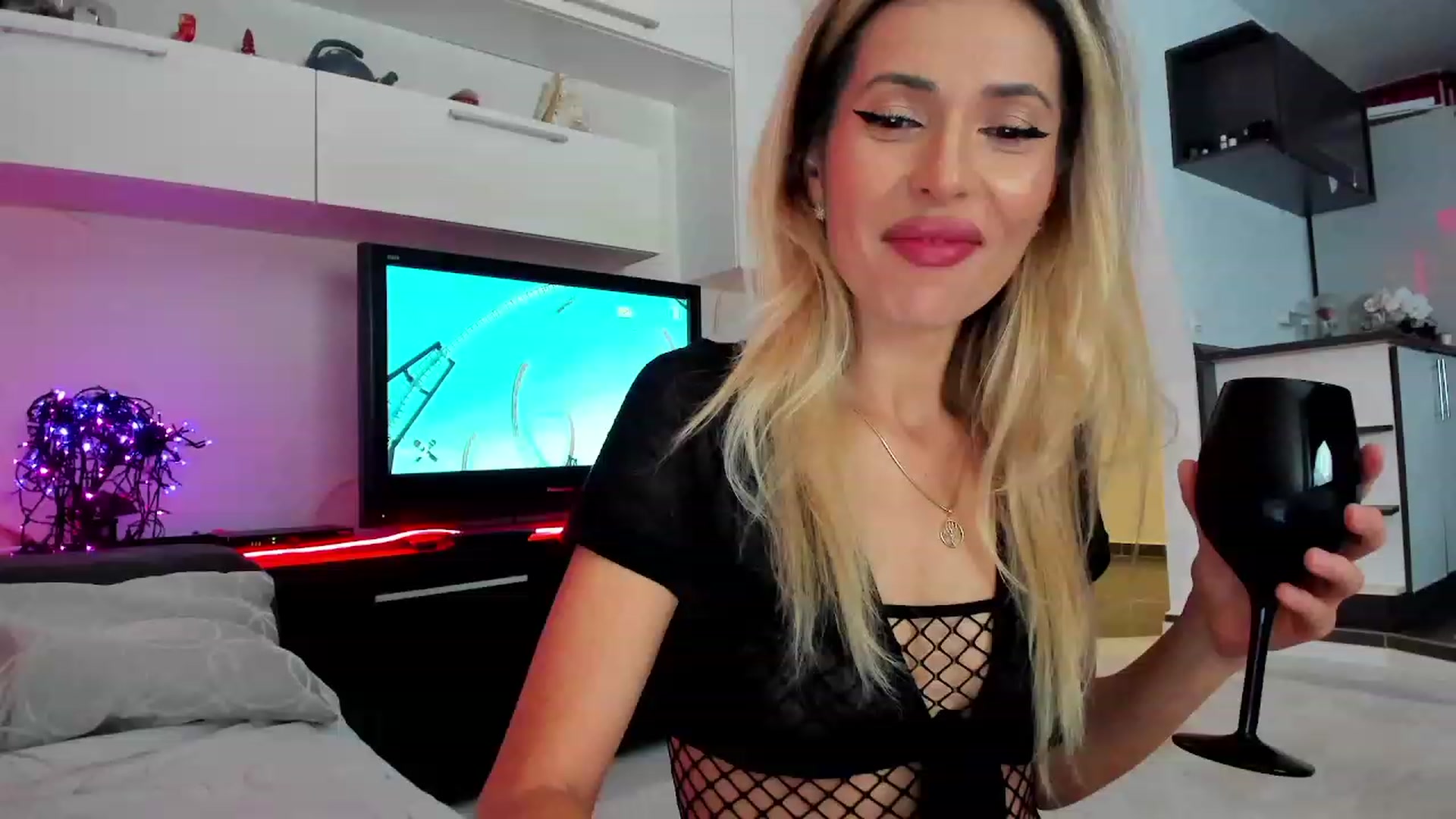Gallery image thumbnail from SmileyTinaa's myfreecams stream on, 12/12/2023, 22:05 image 7 of 20