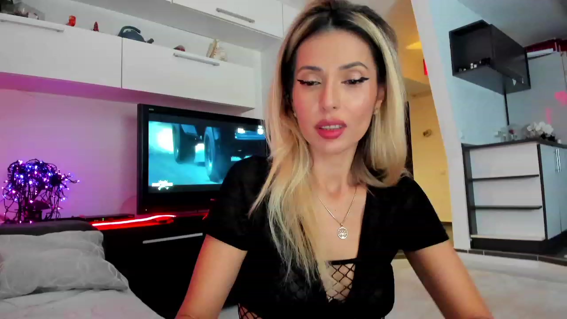 Gallery image thumbnail from SmileyTinaa's myfreecams stream on, 12/12/2023, 22:05 image 11 of 20