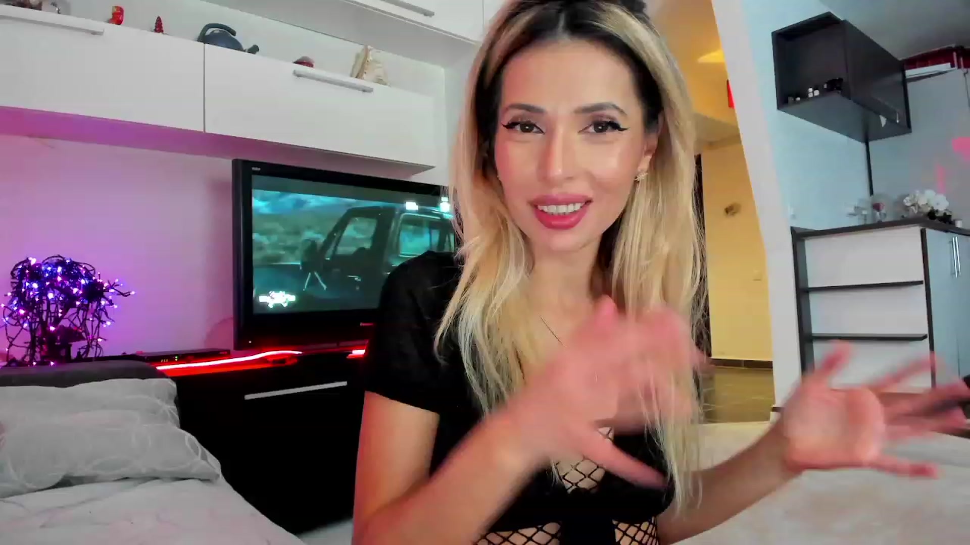 Gallery image thumbnail from SmileyTinaa's myfreecams stream on, 12/12/2023, 22:05 image 9 of 20