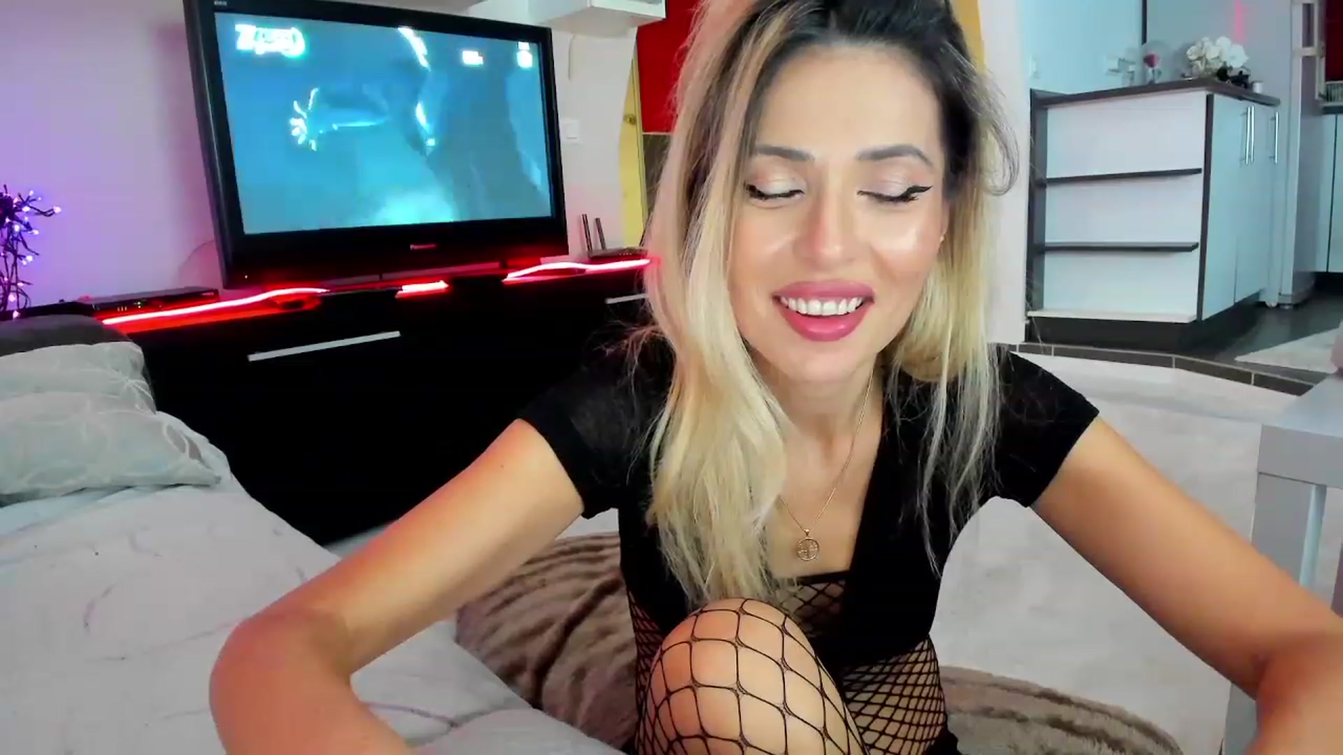 Gallery image thumbnail from SmileyTinaa's myfreecams stream on, 12/12/2023, 22:05 image 19 of 20