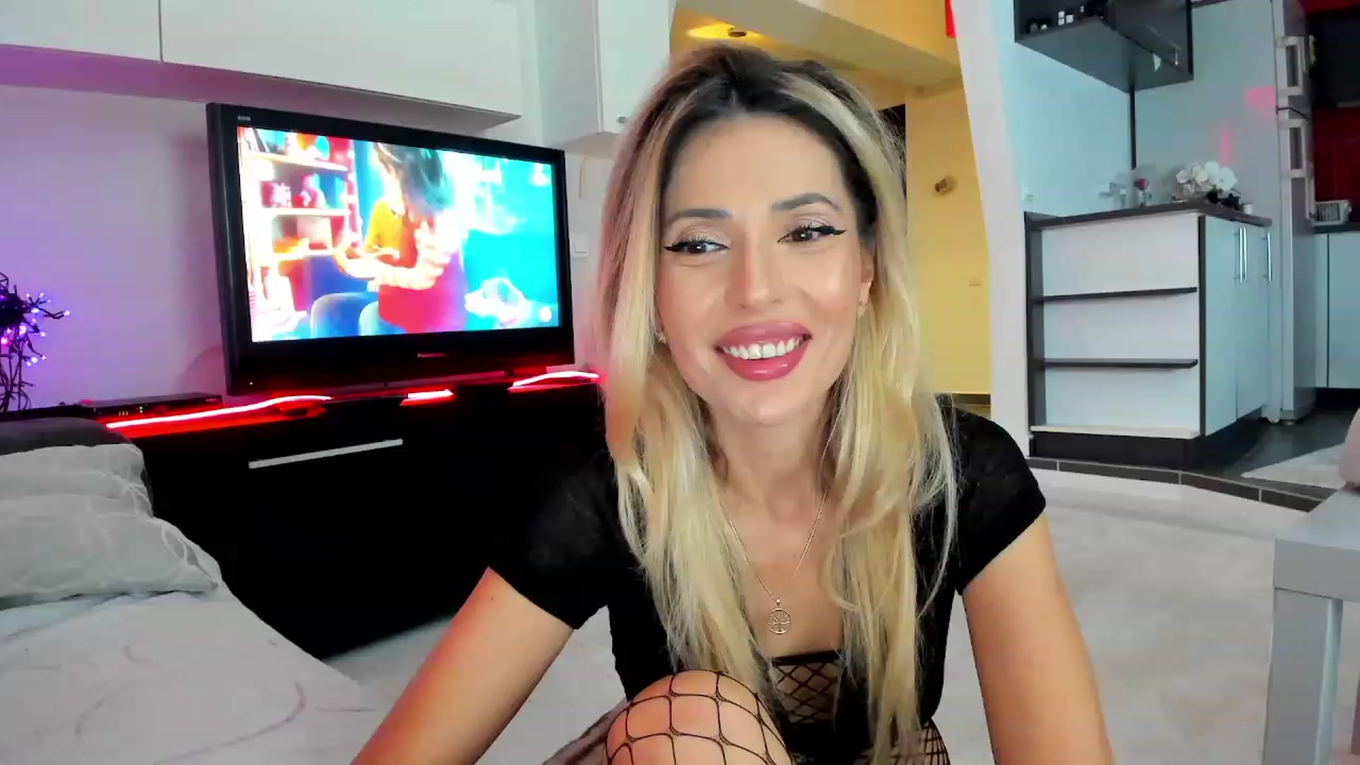 Gallery image thumbnail from SmileyTinaa's myfreecams stream on, 12/12/2023, 22:05 image 5 of 20