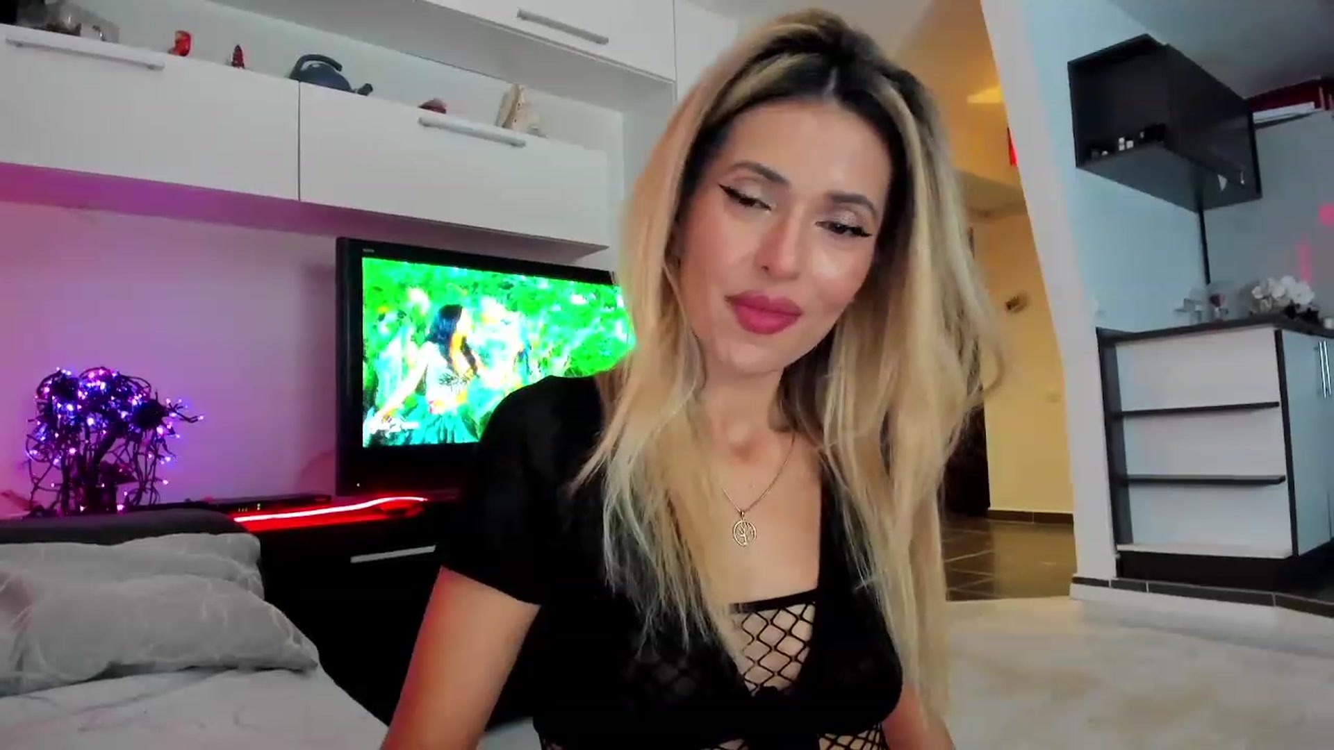 Gallery image thumbnail from SmileyTinaa's myfreecams stream on, 12/12/2023, 22:05 image 13 of 20