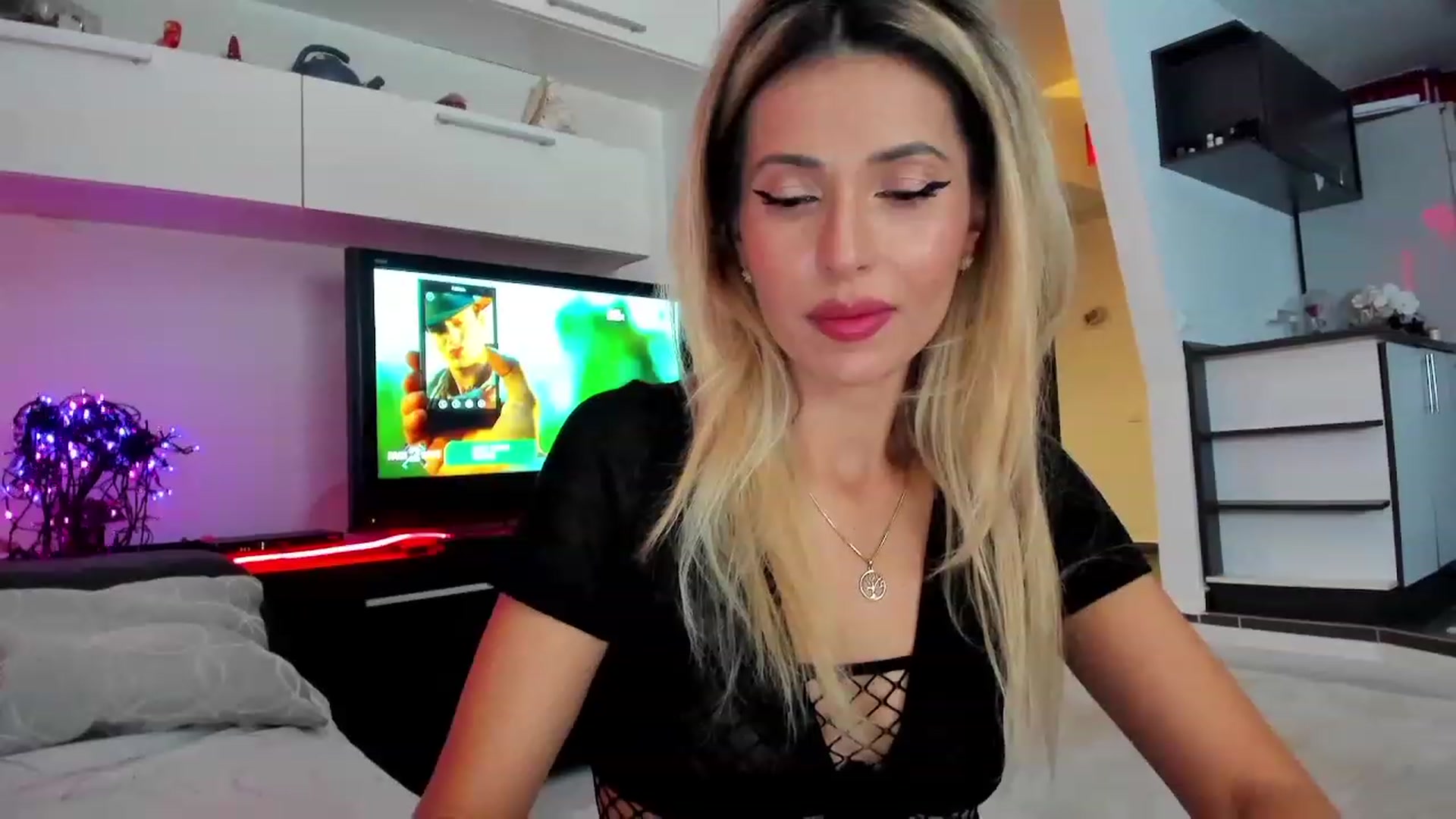 Gallery image thumbnail from SmileyTinaa's myfreecams stream on, 12/12/2023, 22:05 image 12 of 20