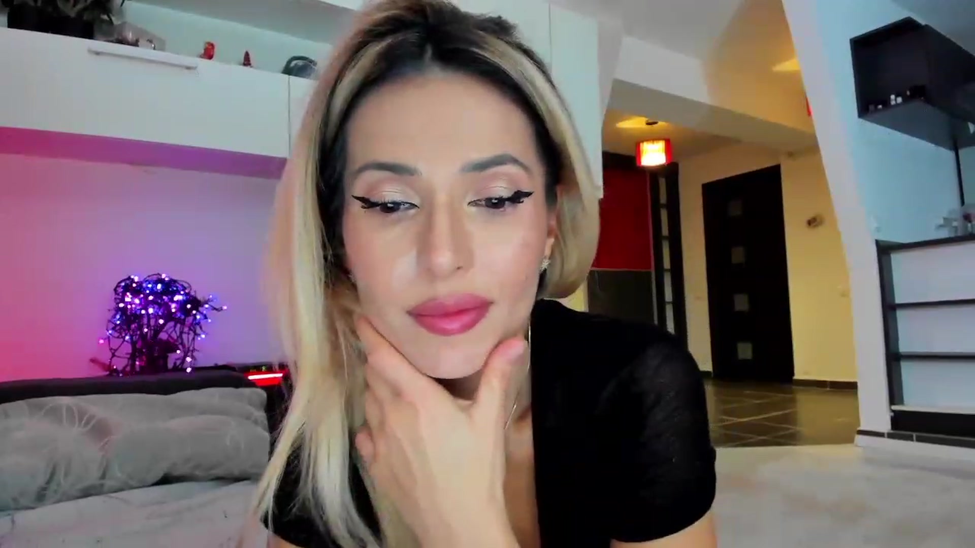 Gallery image thumbnail from SmileyTinaa's myfreecams stream on, 12/12/2023, 22:05 image 16 of 20