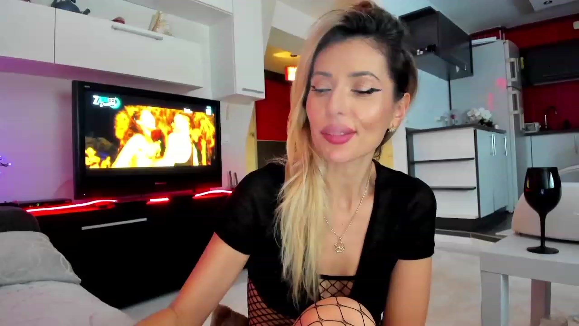 Gallery image thumbnail from SmileyTinaa's myfreecams stream on, 12/13/2023, 01:44 image 13 of 20