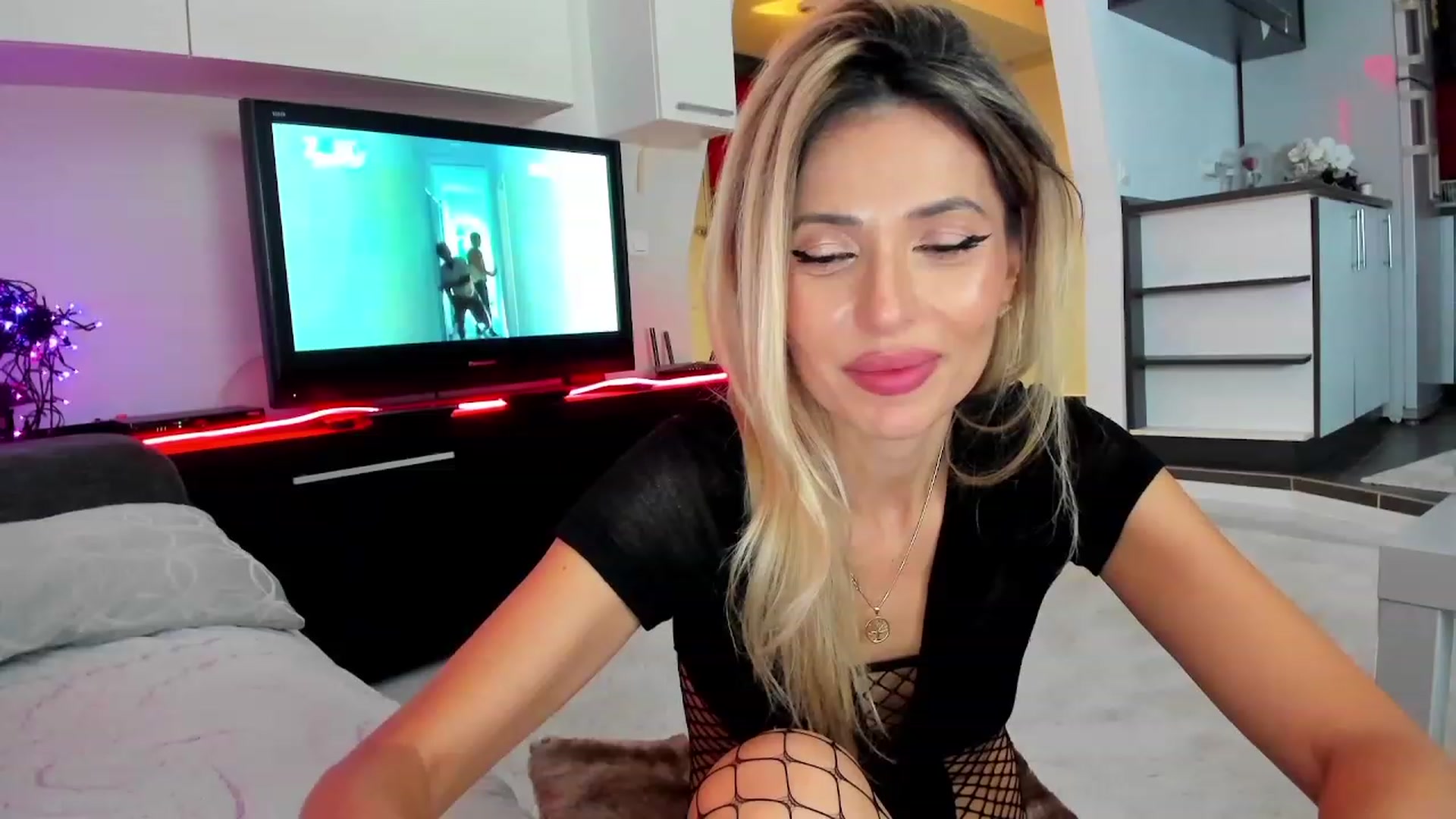 Gallery image thumbnail from SmileyTinaa's myfreecams stream on, 12/13/2023, 03:27 image 4 of 20