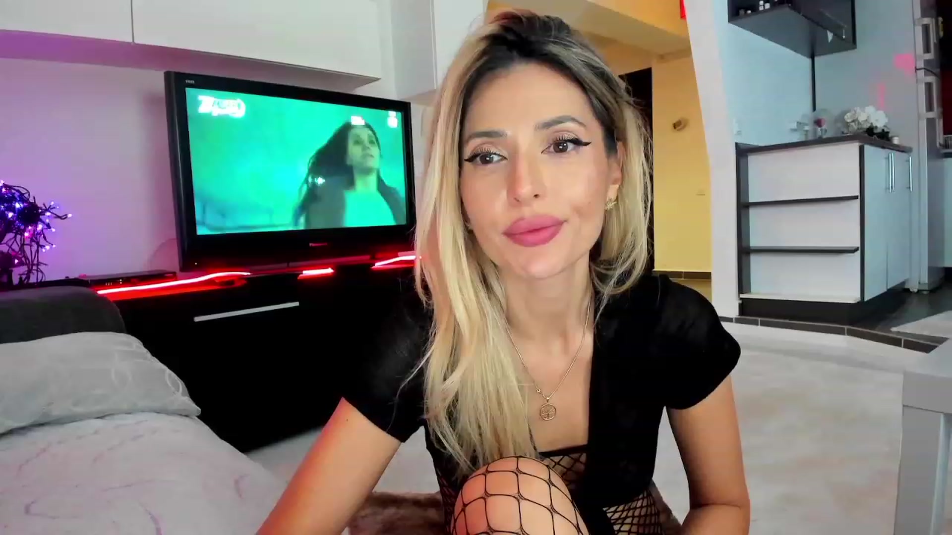 Gallery image thumbnail from SmileyTinaa's myfreecams stream on, 12/13/2023, 03:27 image 2 of 20