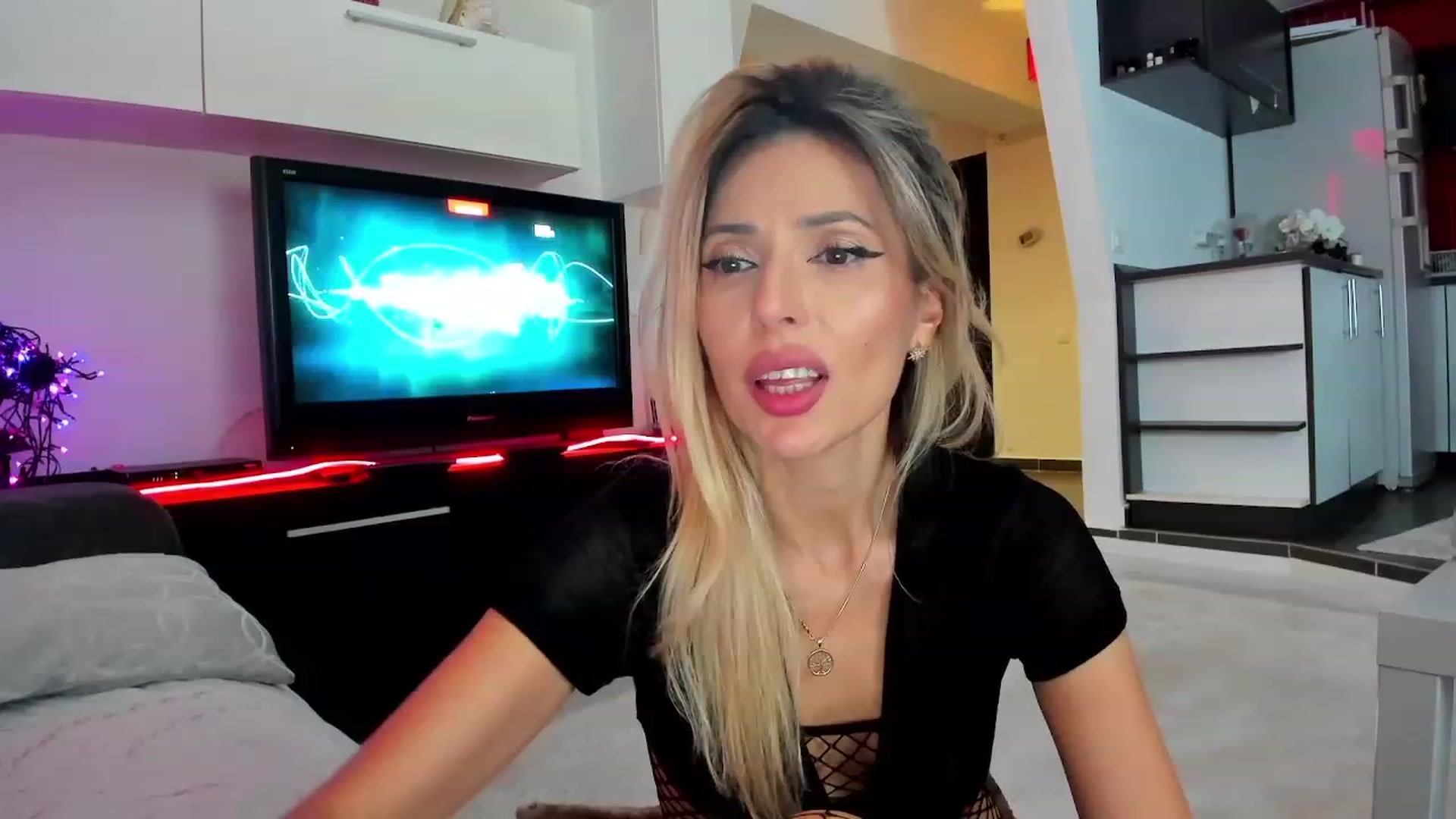 Gallery image thumbnail from SmileyTinaa's myfreecams stream on, 12/13/2023, 03:27 image 1 of 20