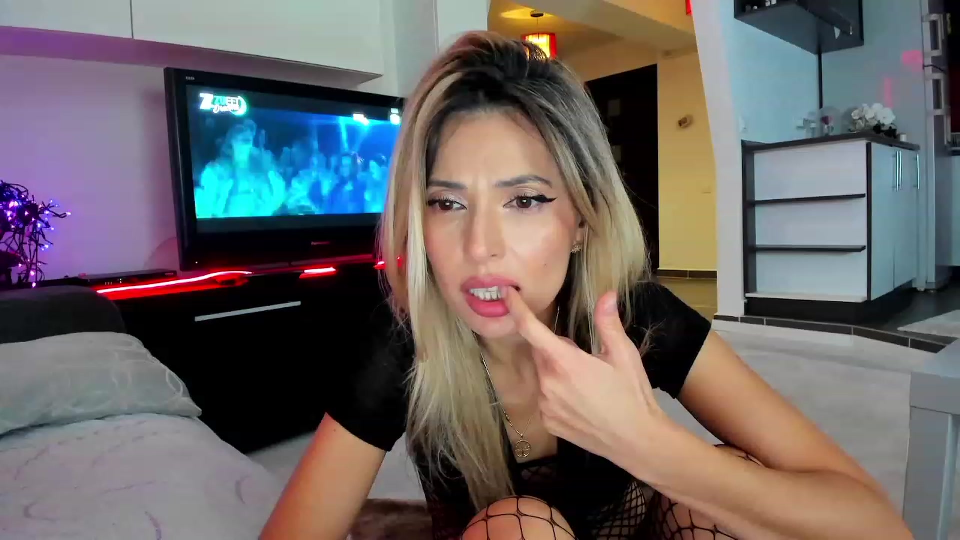Gallery image thumbnail from SmileyTinaa's myfreecams stream on, 12/13/2023, 03:27 image 9 of 20