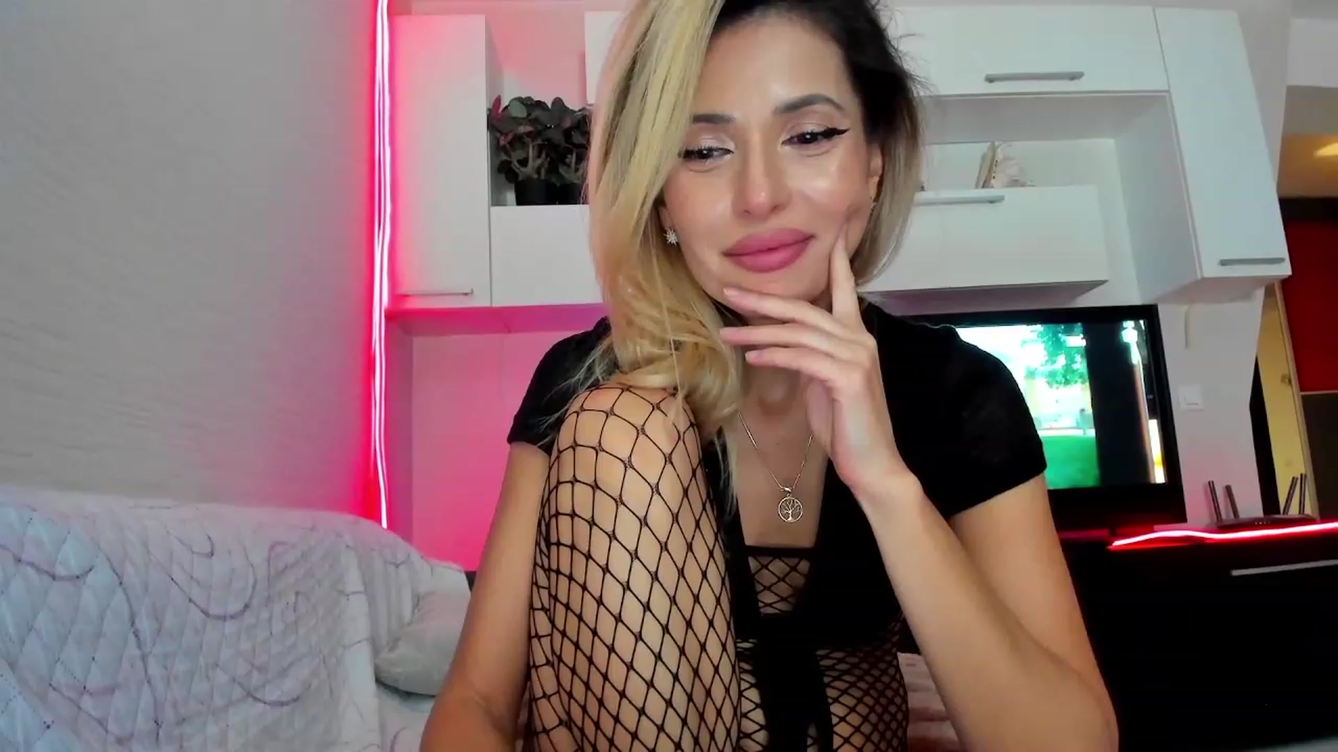 Gallery image thumbnail from SmileyTinaa's myfreecams stream on, 12/13/2023, 05:36 image 1 of 20