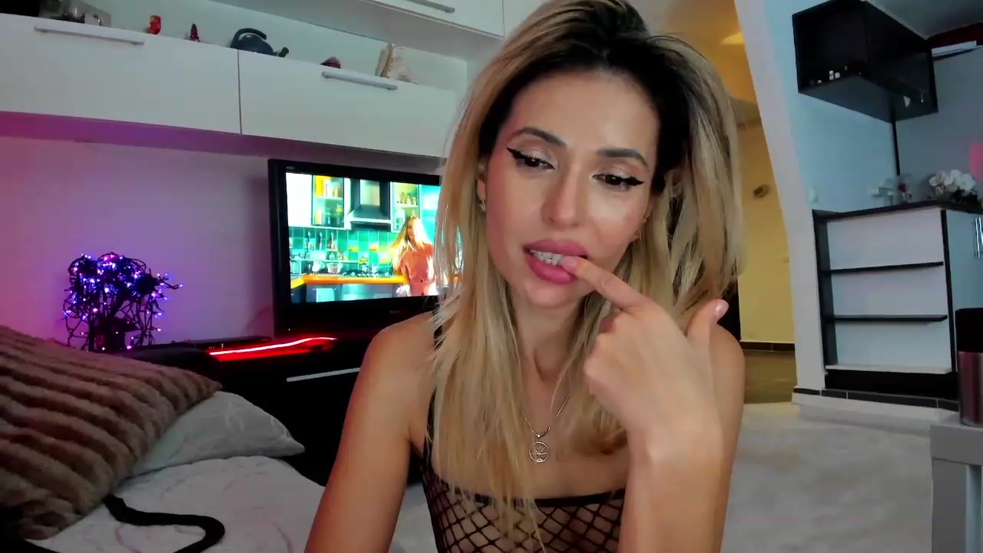 Gallery image thumbnail from SmileyTinaa's myfreecams stream on, 12/13/2023, 05:36 image 18 of 20