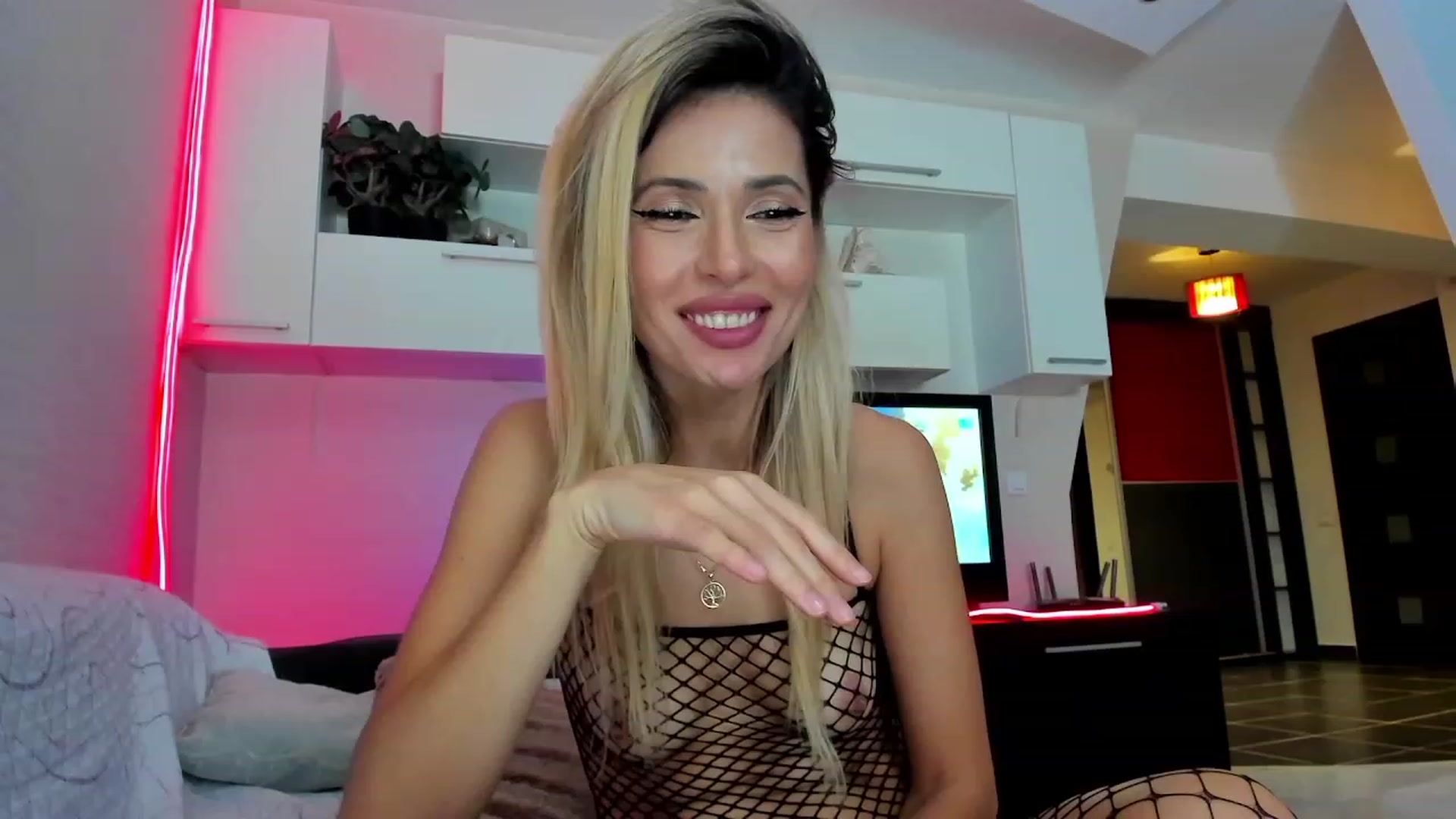 Gallery image thumbnail from SmileyTinaa's myfreecams stream on, 12/13/2023, 05:36 image 10 of 20