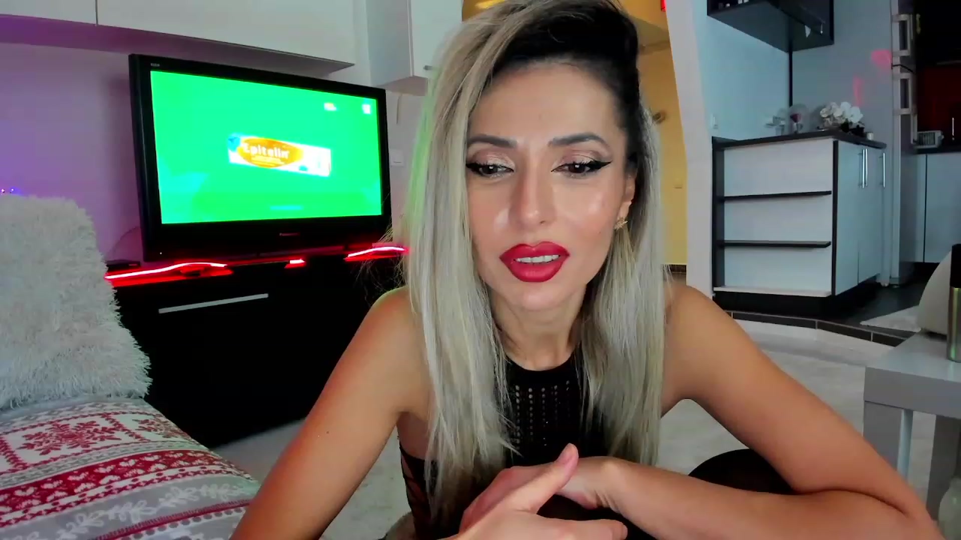 Gallery image thumbnail from SmileyTinaa's myfreecams stream on, 12/14/2023, 22:30 image 15 of 20
