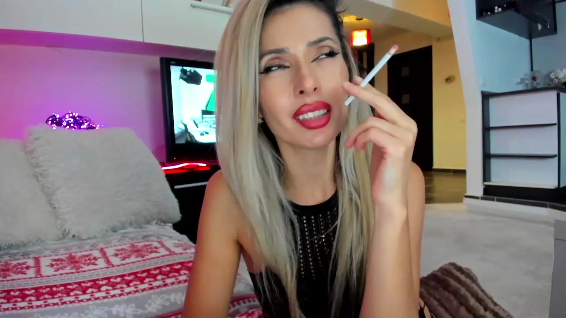 Gallery image thumbnail from SmileyTinaa's myfreecams stream on, 12/15/2023, 03:24 image 11 of 20