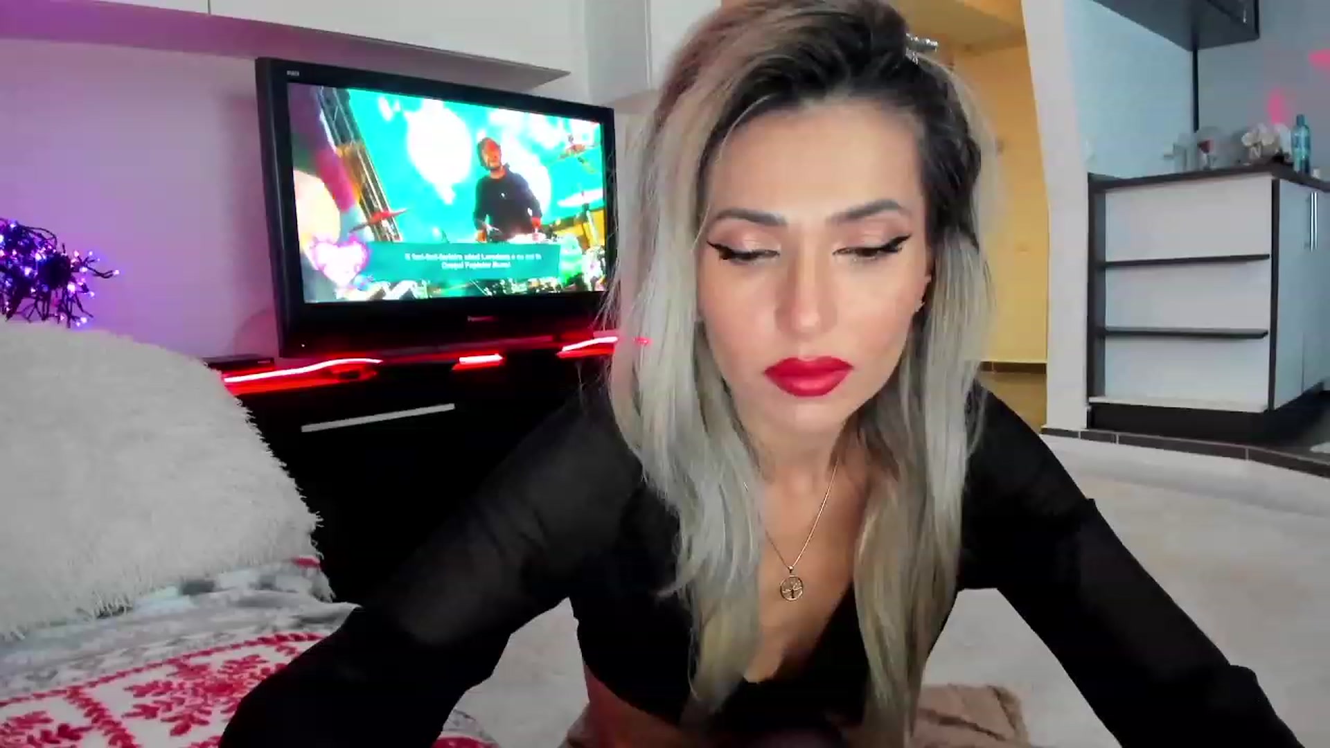 Gallery image thumbnail from SmileyTinaa's myfreecams stream on, 12/19/2023, 21:16 image 3 of 20