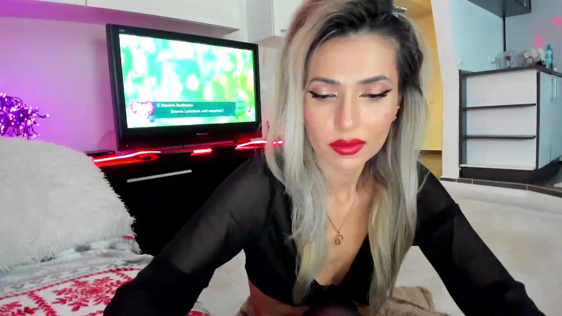 Gallery image thumbnail from SmileyTinaa's myfreecams stream on, 12/19/2023, 21:16 image 7 of 20