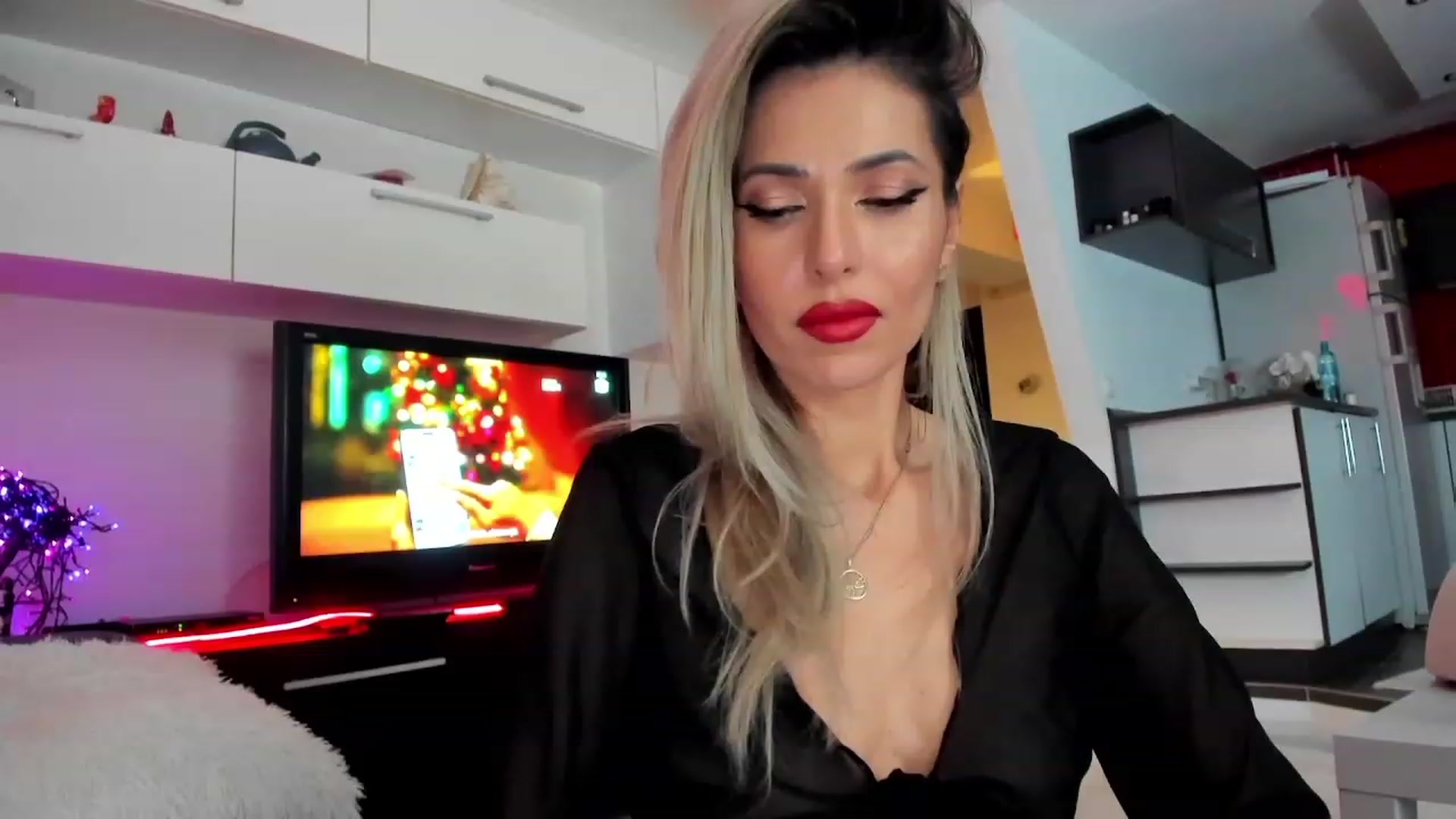 Gallery image thumbnail from SmileyTinaa's myfreecams stream on, 12/20/2023, 24:28 image 13 of 20
