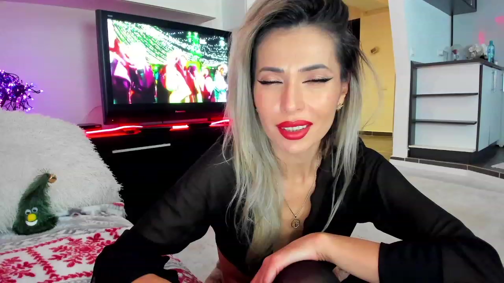 Gallery image thumbnail from SmileyTinaa's myfreecams stream on, 12/20/2023, 24:28 image 5 of 20