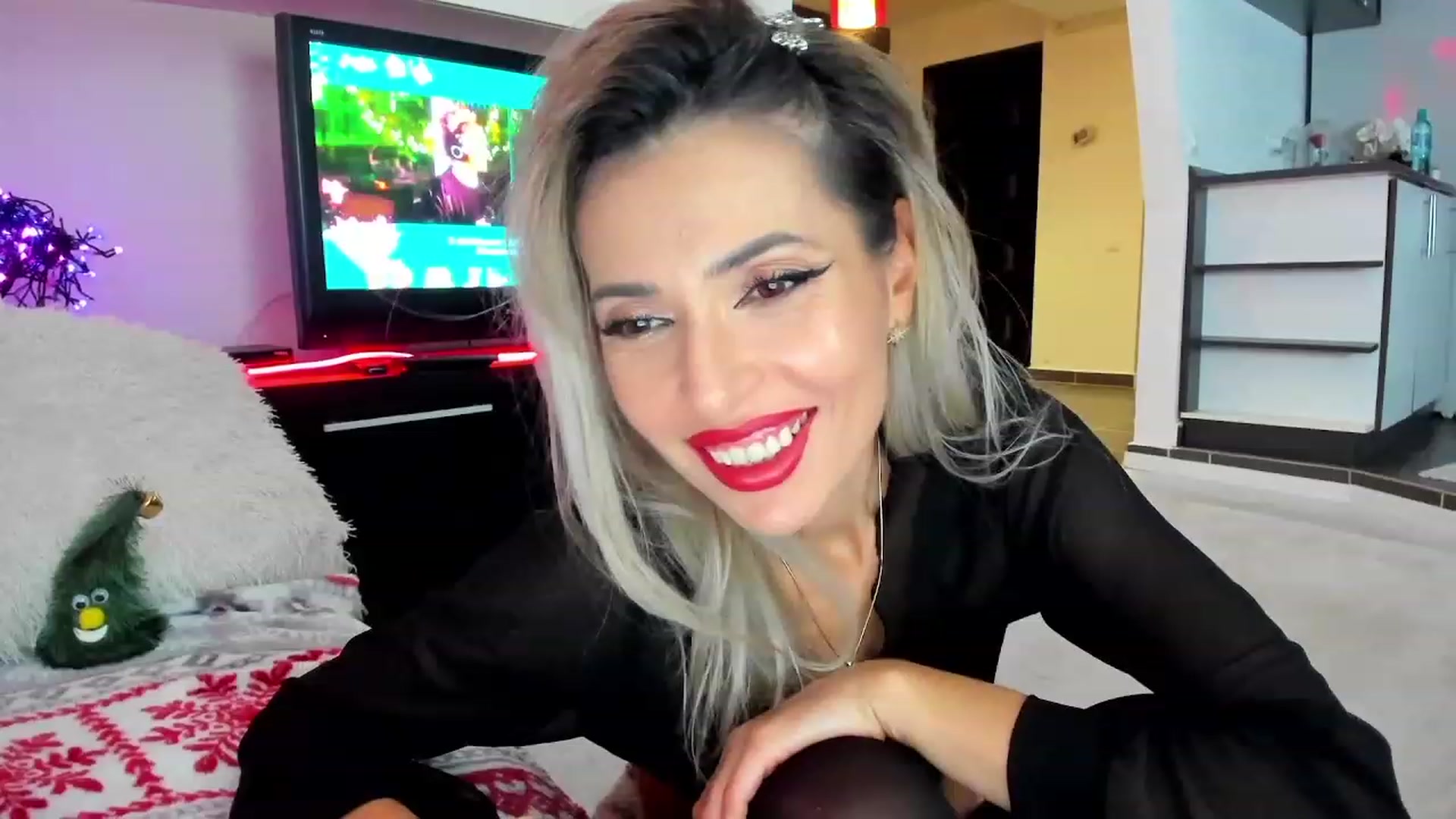 Gallery image thumbnail from SmileyTinaa's myfreecams stream on, 12/20/2023, 24:28 image 2 of 20