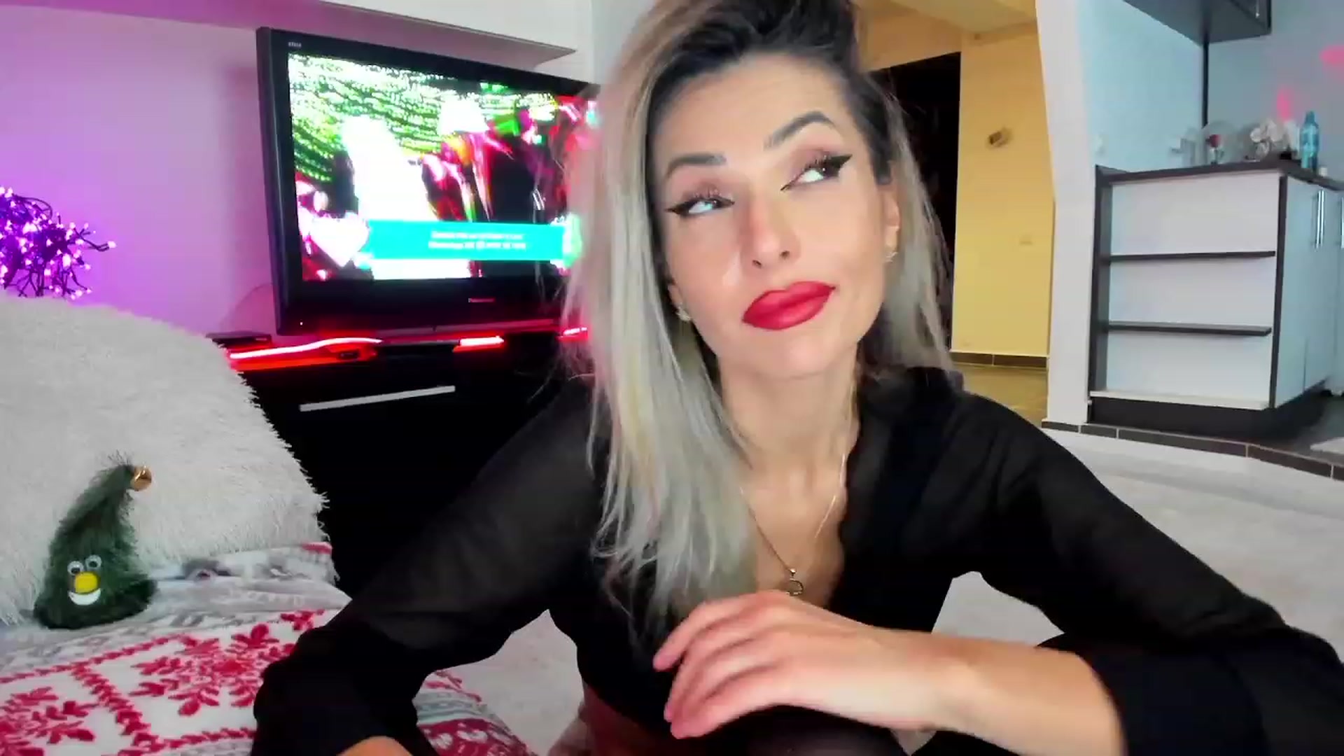 Gallery image thumbnail from SmileyTinaa's myfreecams stream on, 12/20/2023, 24:28 image 6 of 20