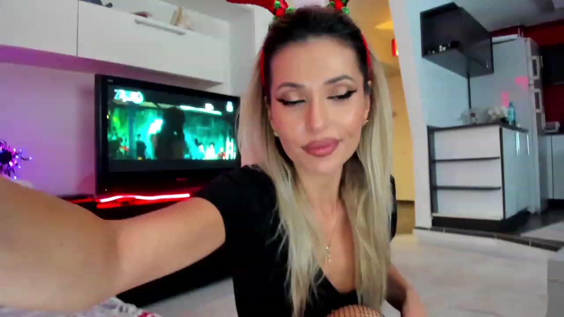 Gallery image thumbnail from SmileyTinaa's myfreecams stream on, 12/21/2023, 23:08 image 6 of 20