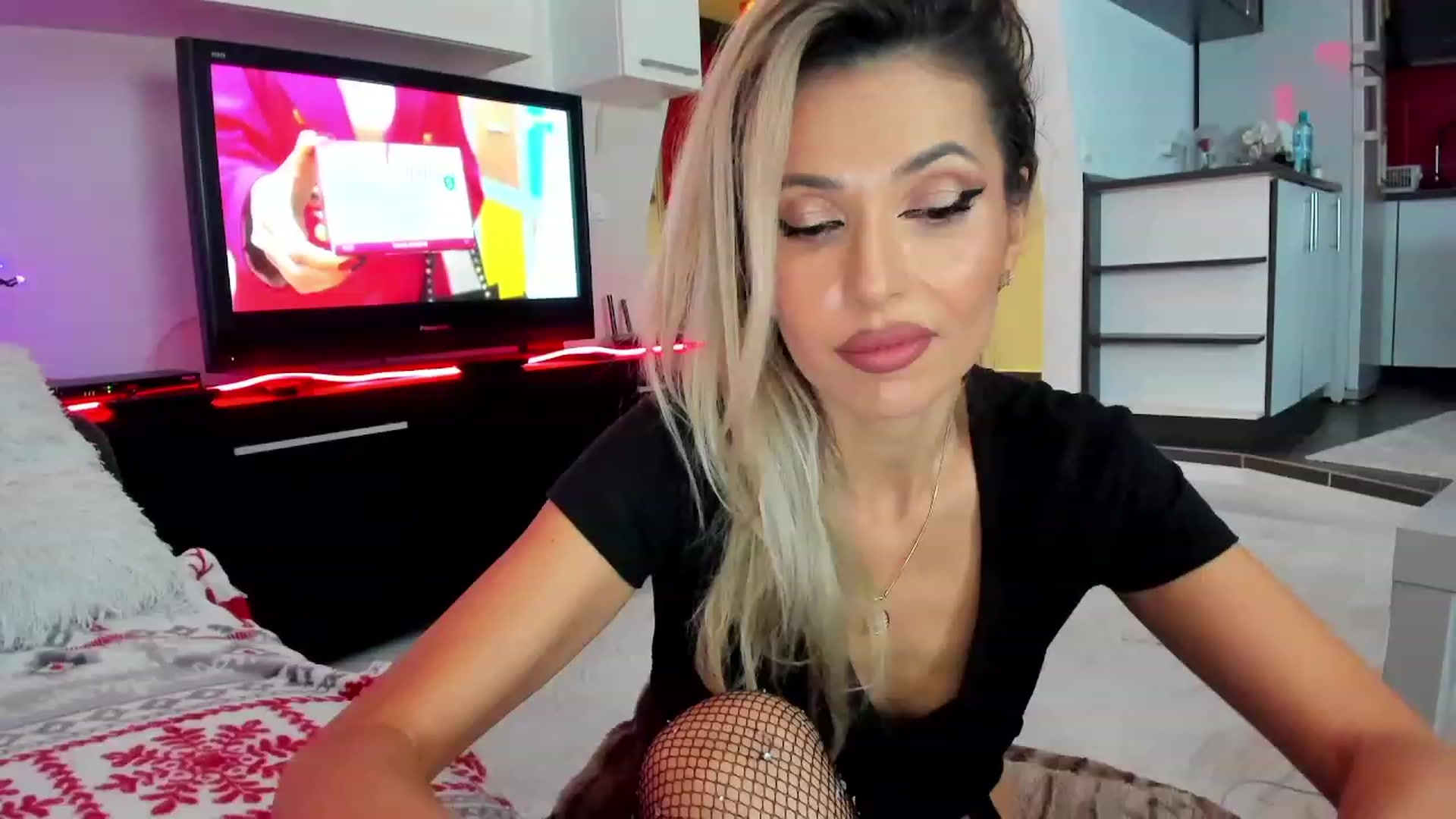 Gallery image thumbnail from SmileyTinaa's myfreecams stream on, 12/21/2023, 23:08 image 18 of 20