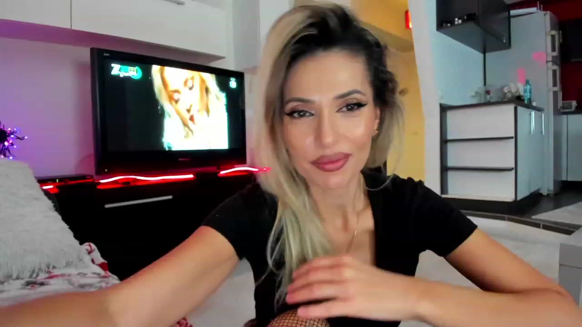 Gallery image thumbnail from SmileyTinaa's myfreecams stream on, 12/21/2023, 23:08 image 14 of 20