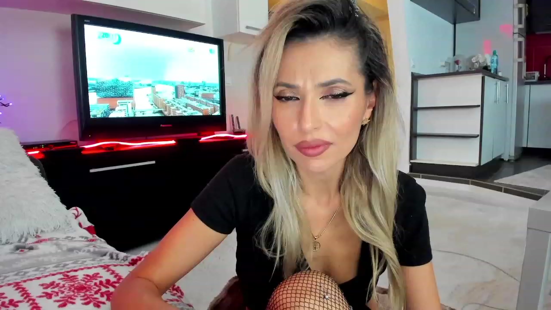 Gallery image thumbnail from SmileyTinaa's myfreecams stream on, 12/21/2023, 23:08 image 16 of 20
