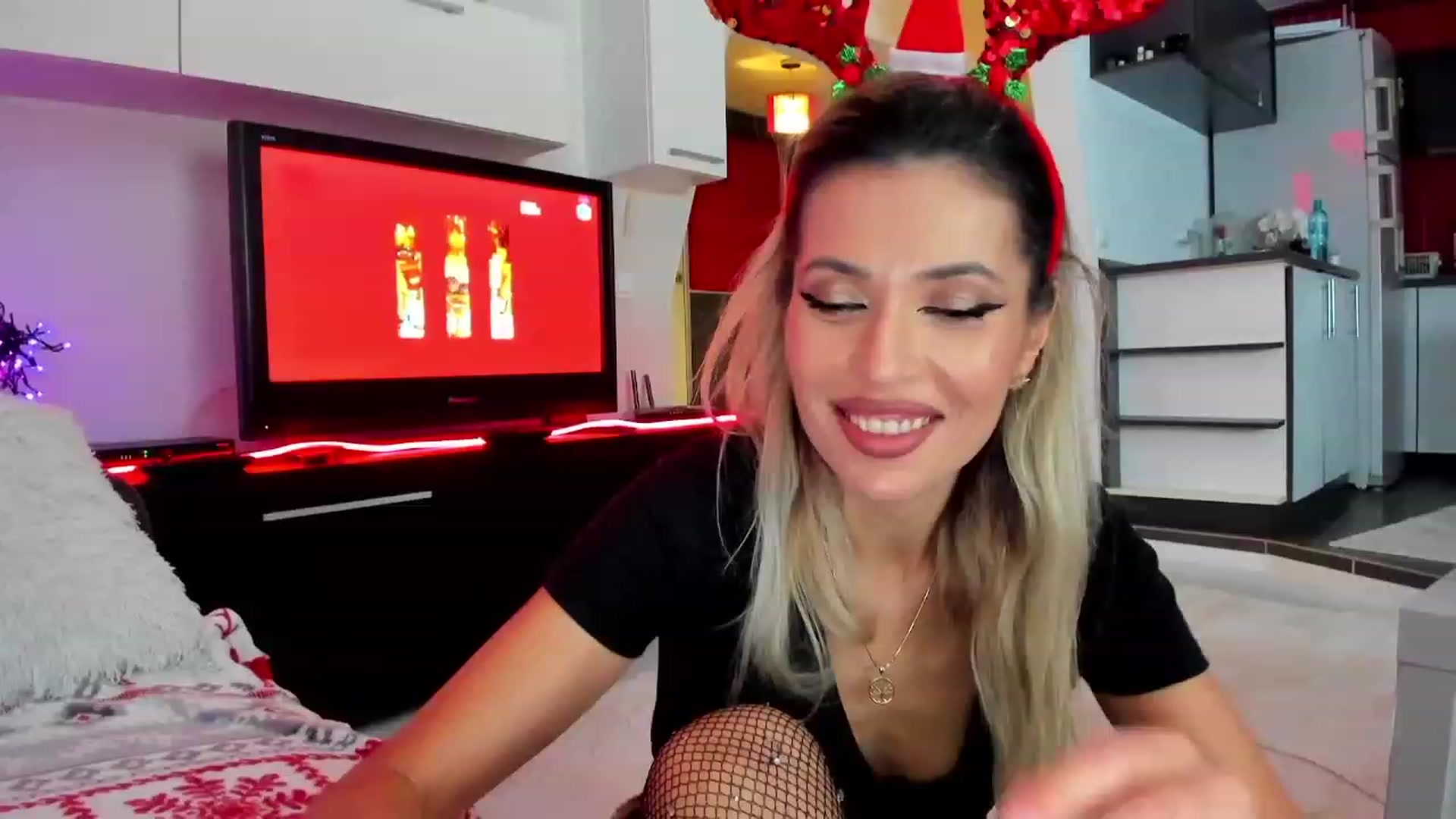 Gallery image thumbnail from SmileyTinaa's myfreecams stream on, 12/21/2023, 23:08 image 7 of 20